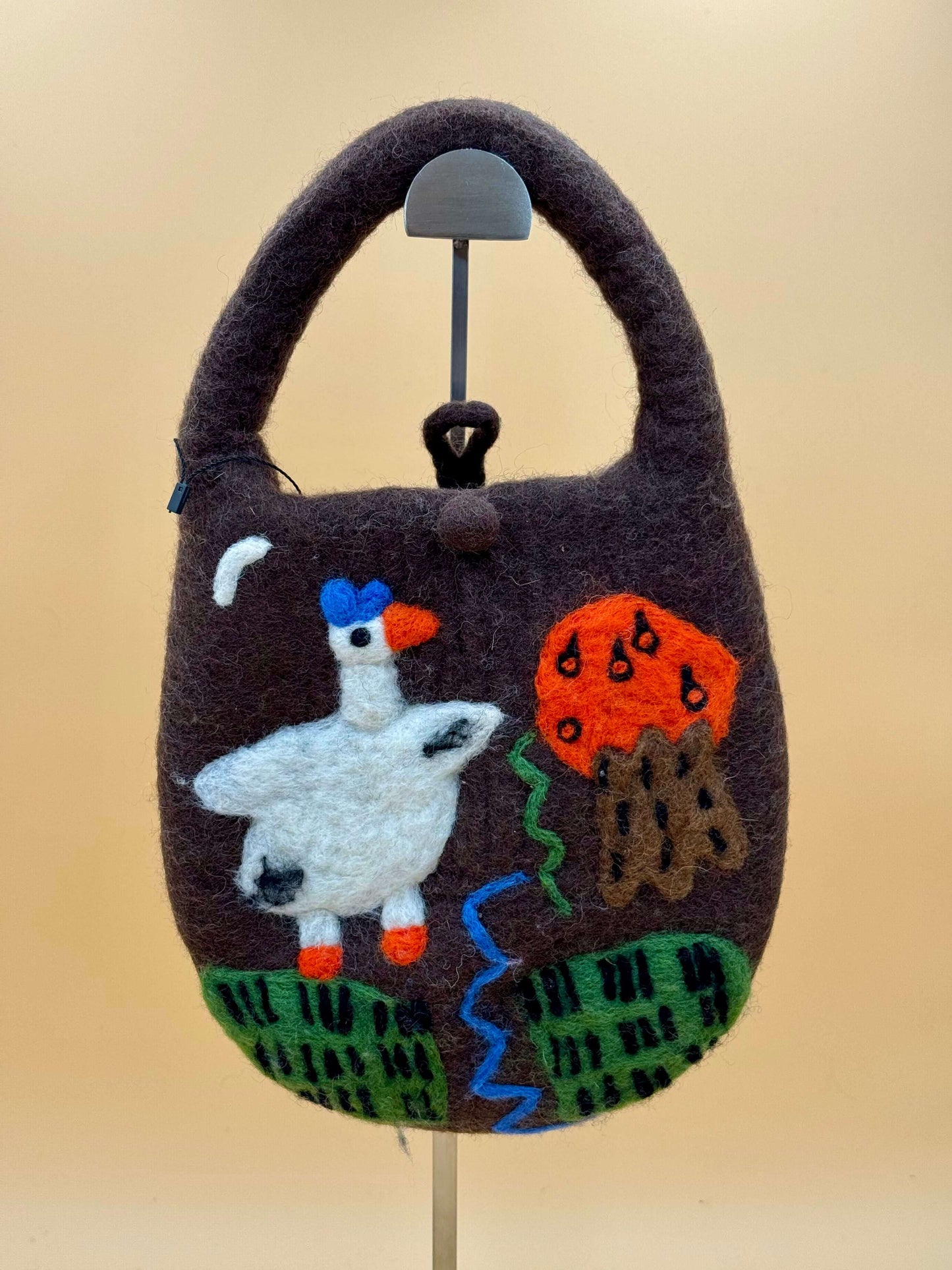 Handtasche Filztasche Size S Bucket Bag Gans hellbraun mit buntem design, handgemacht aus Wolle.