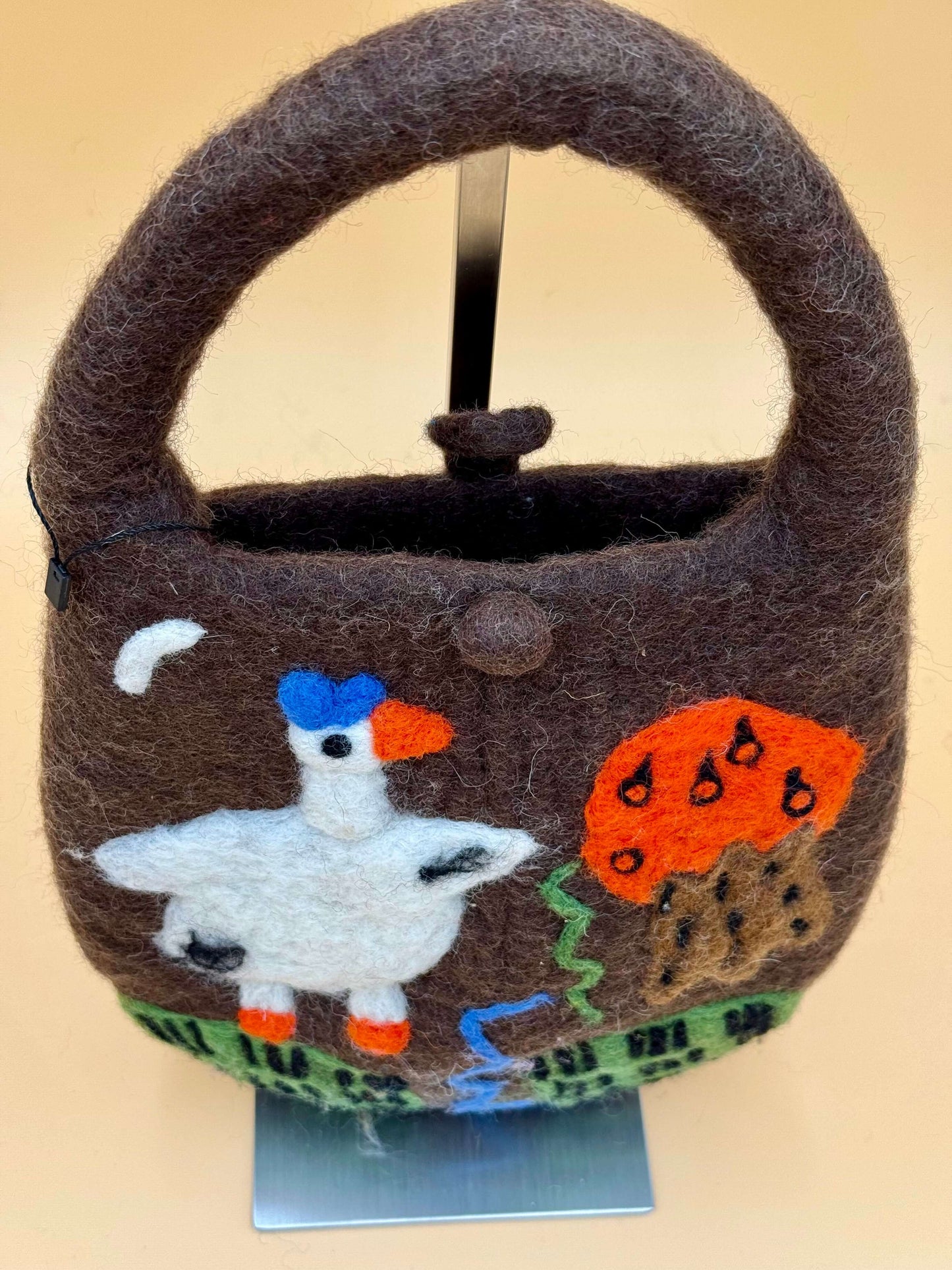 Handgemachte Filztasche Size S Bucket Bag Gans hellbraun mit buntem Design, ca. 24x24 cm aus 100% Wolle.