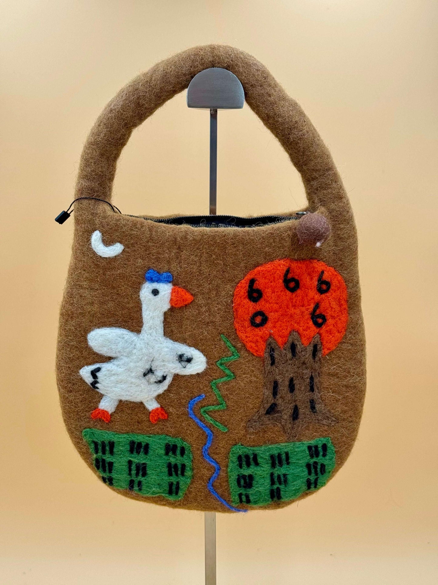Handtasche Filztasche Size S Bucket Bag Gans hellbraun mit buntem Motiv, handgefertigt aus 100% Wolle.