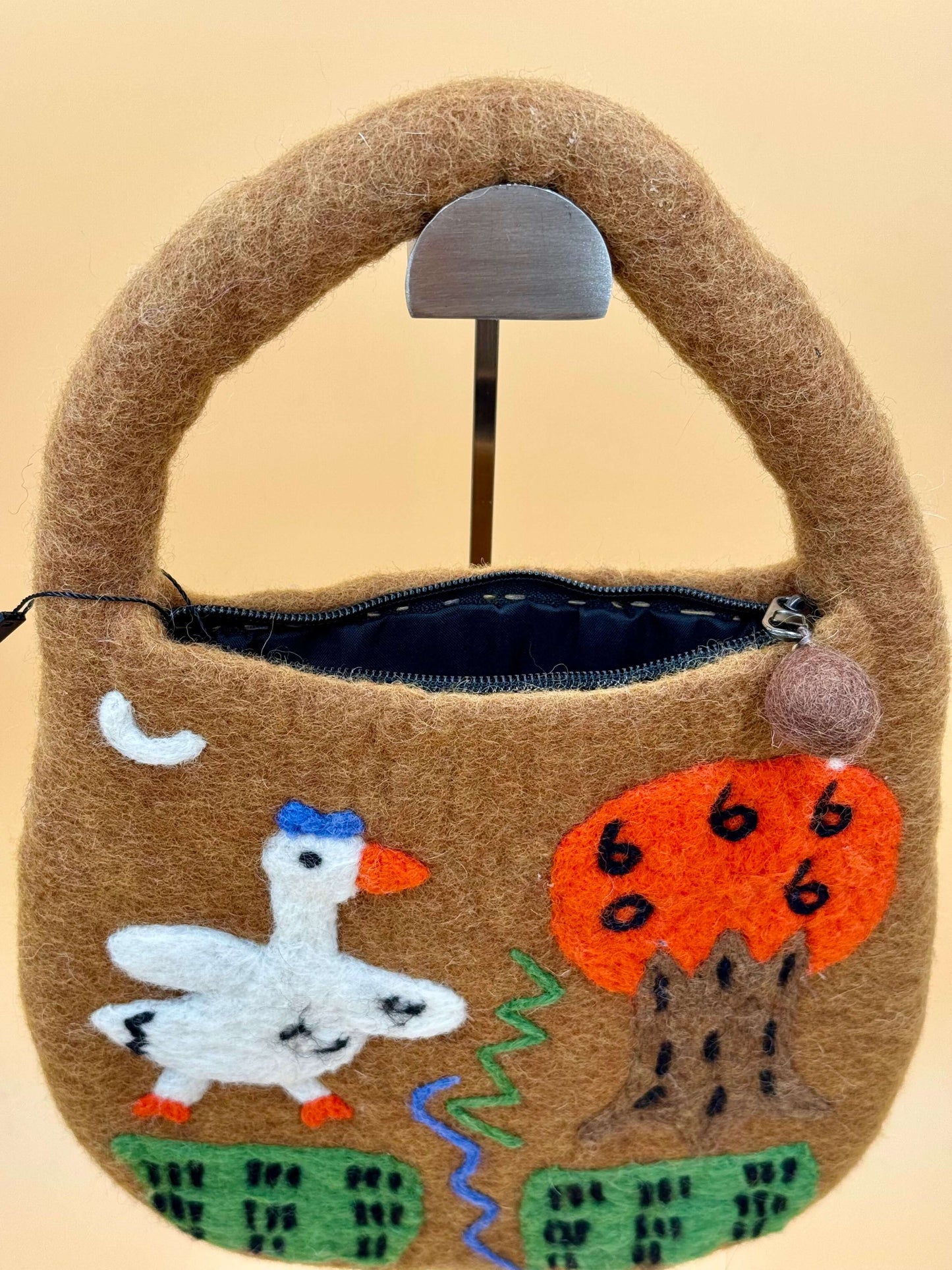 Handtasche Filztasche Size S Bucket Bag Gans hellbraun mit Applikationen von Gans und Baum, handgefertigt aus 100% Wolle.