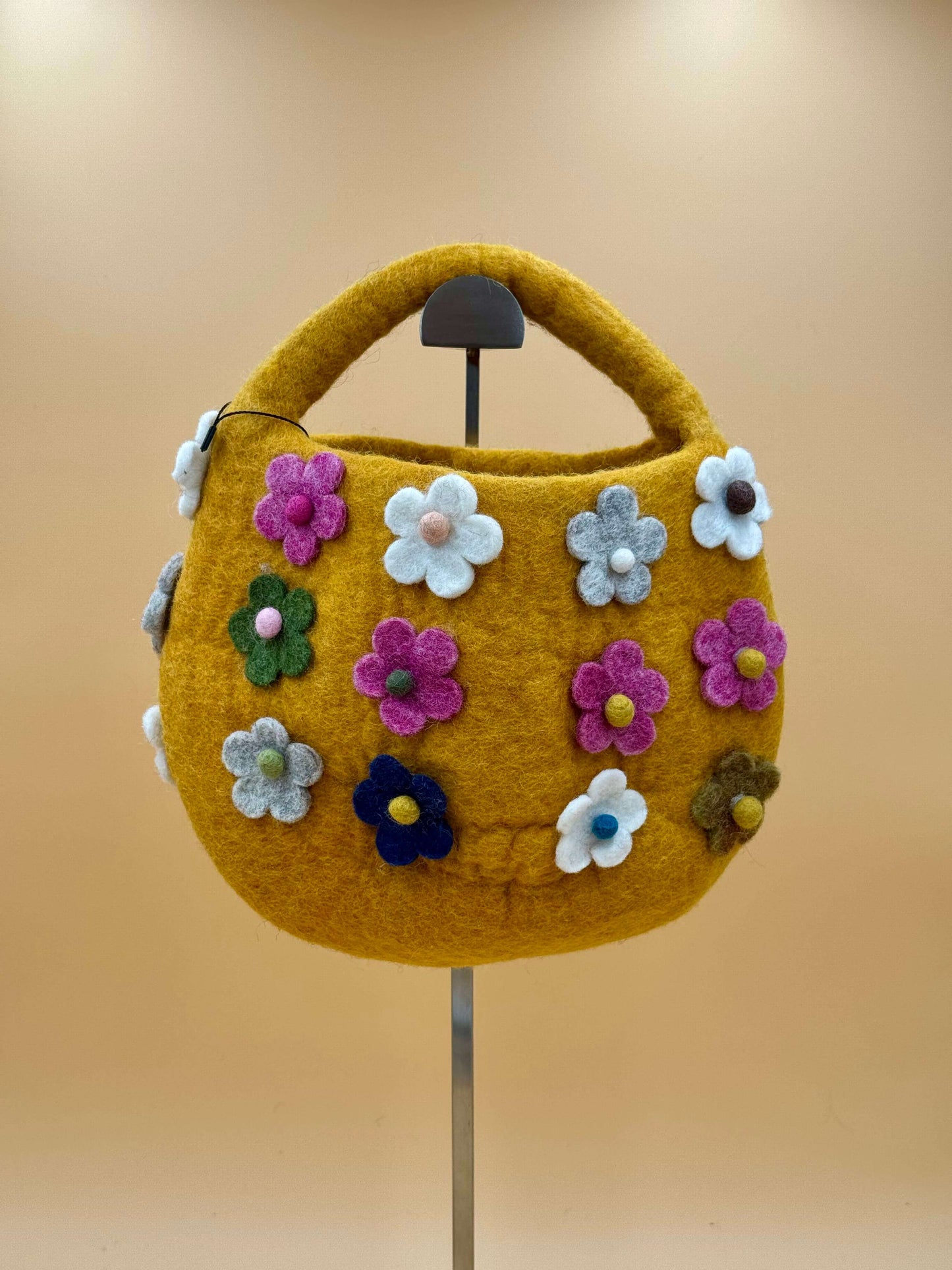 Handtasche Filztasche Size S Bucket Bag Körbchen mit bunten Blumen in gelb, handgemacht aus 100% Wolle.