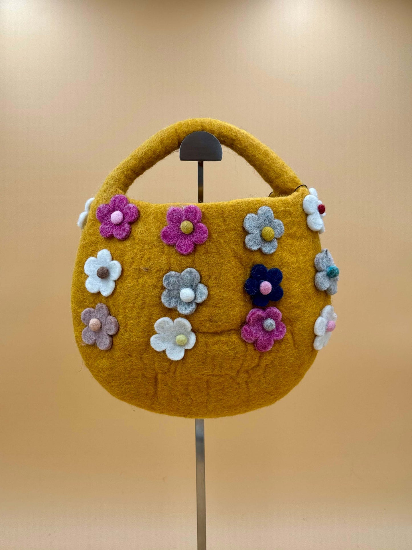 Handtasche Filztasche Size S Bucket Bag Körbchen mit bunten Blumen in gelb, handgemacht aus 100% Wolle