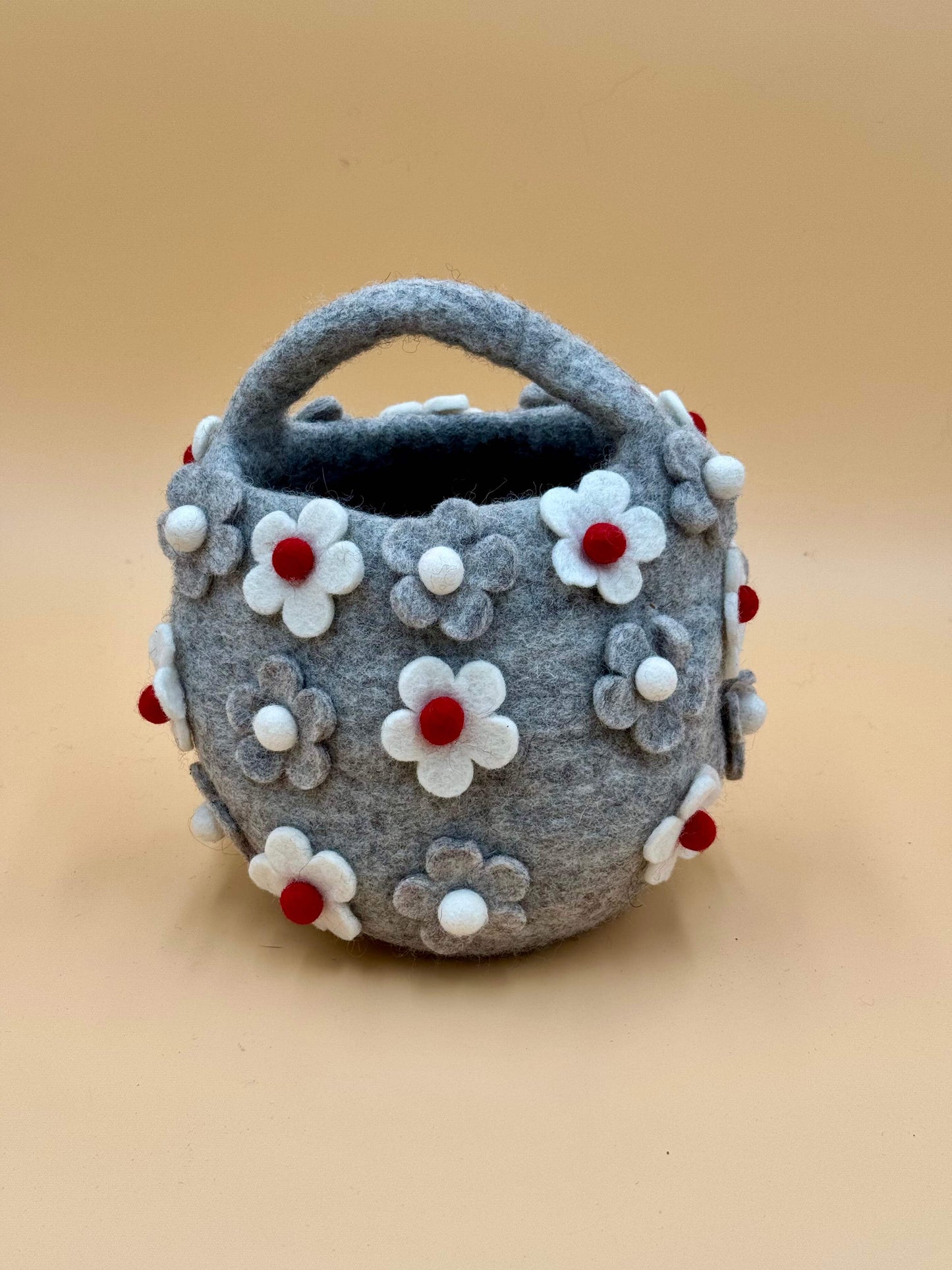 Handtasche Filztasche Size S Bucket Bag Körbchen mit Blumen in grau, weiß und rot, handgefertigt aus 100% Wolle.