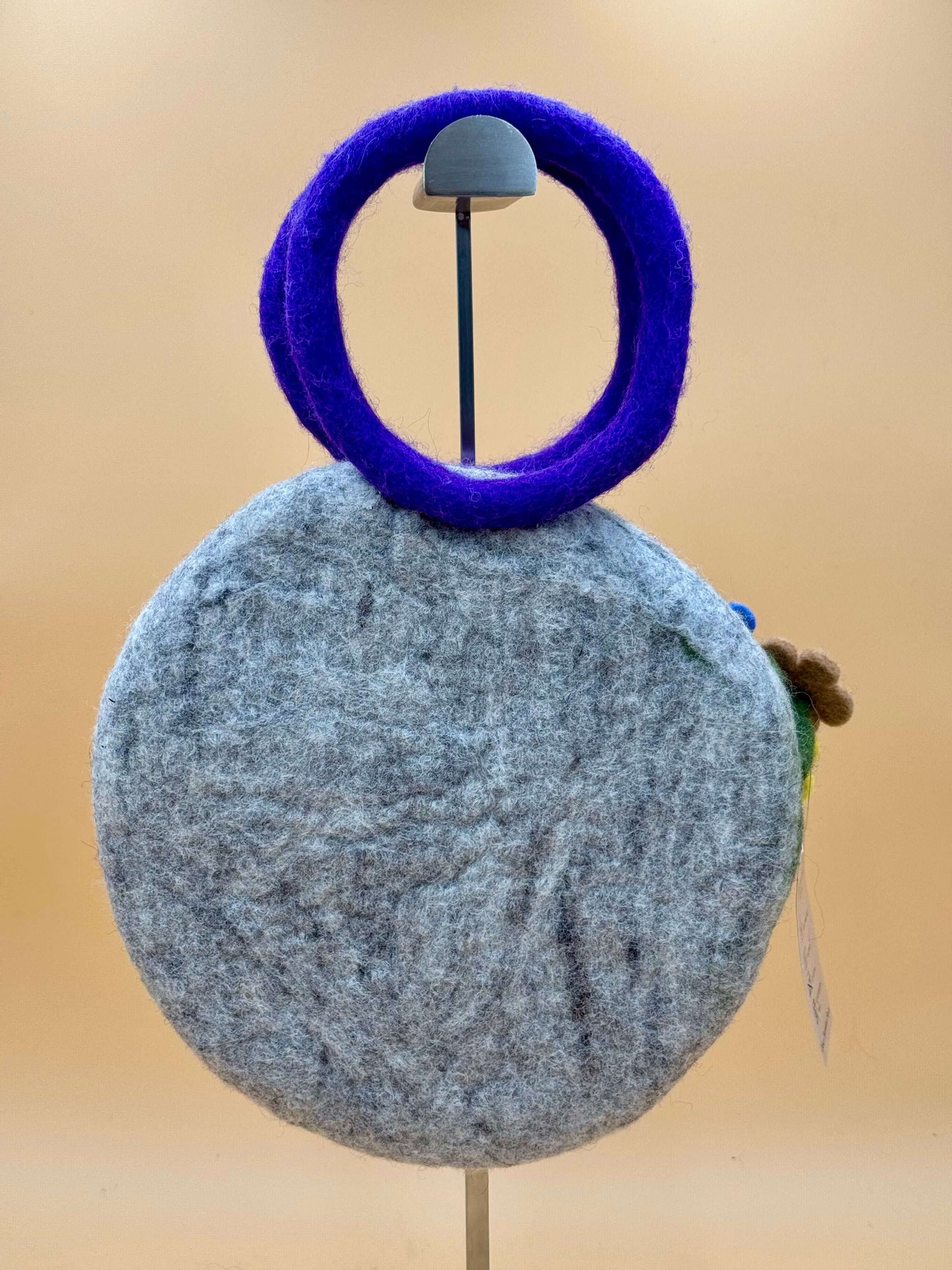 Handgemachte Filztasche Size S Bucket Bag mit buntem Ringgriff, grau-blau, ideal für Geldbörse und Kosmetik.