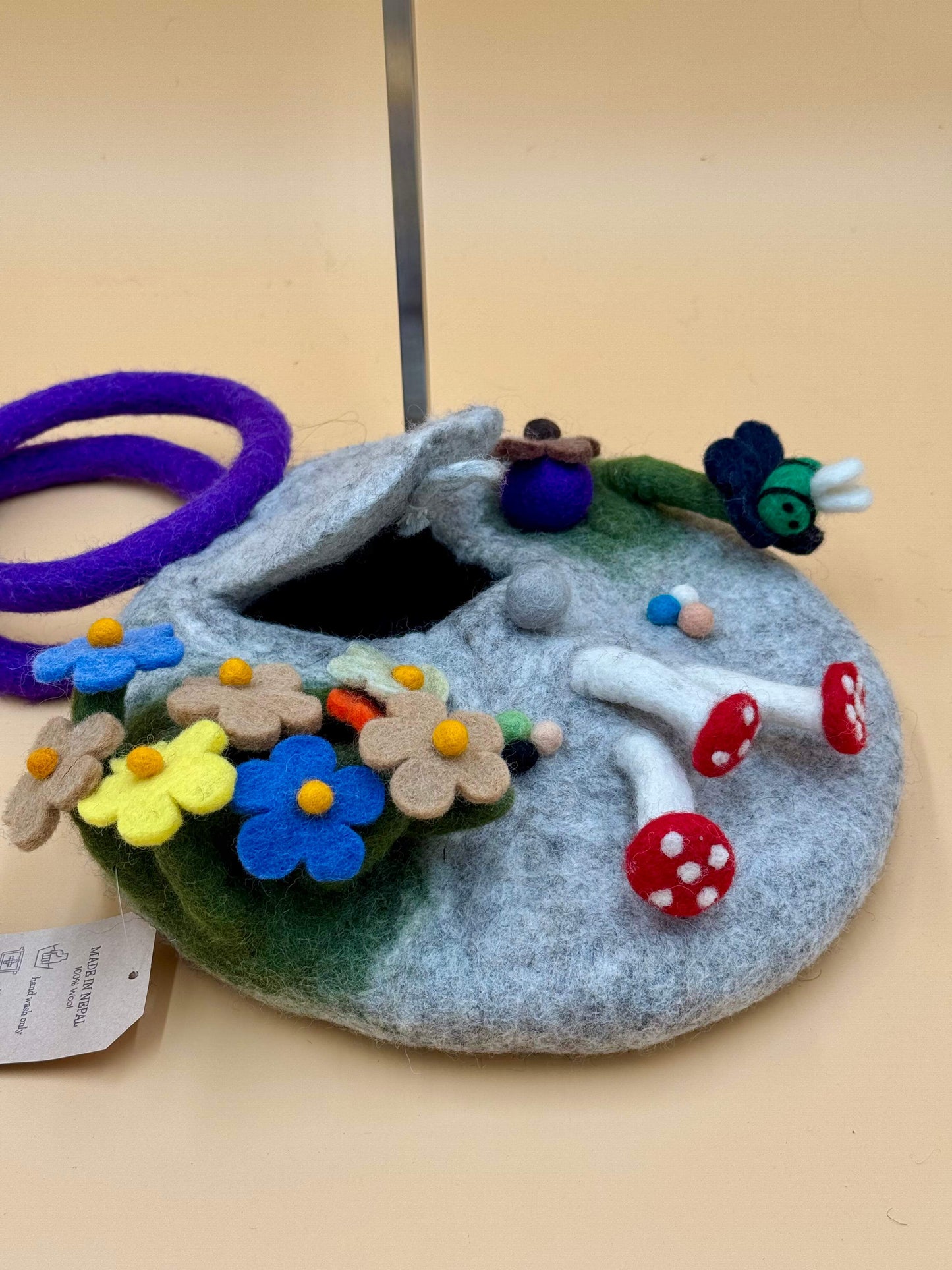 Handtasche Filztasche Size S Bucket Bag Ring Bag mit bunten Blumen und Pilzen aus 100% Wolle, grau und blau.
