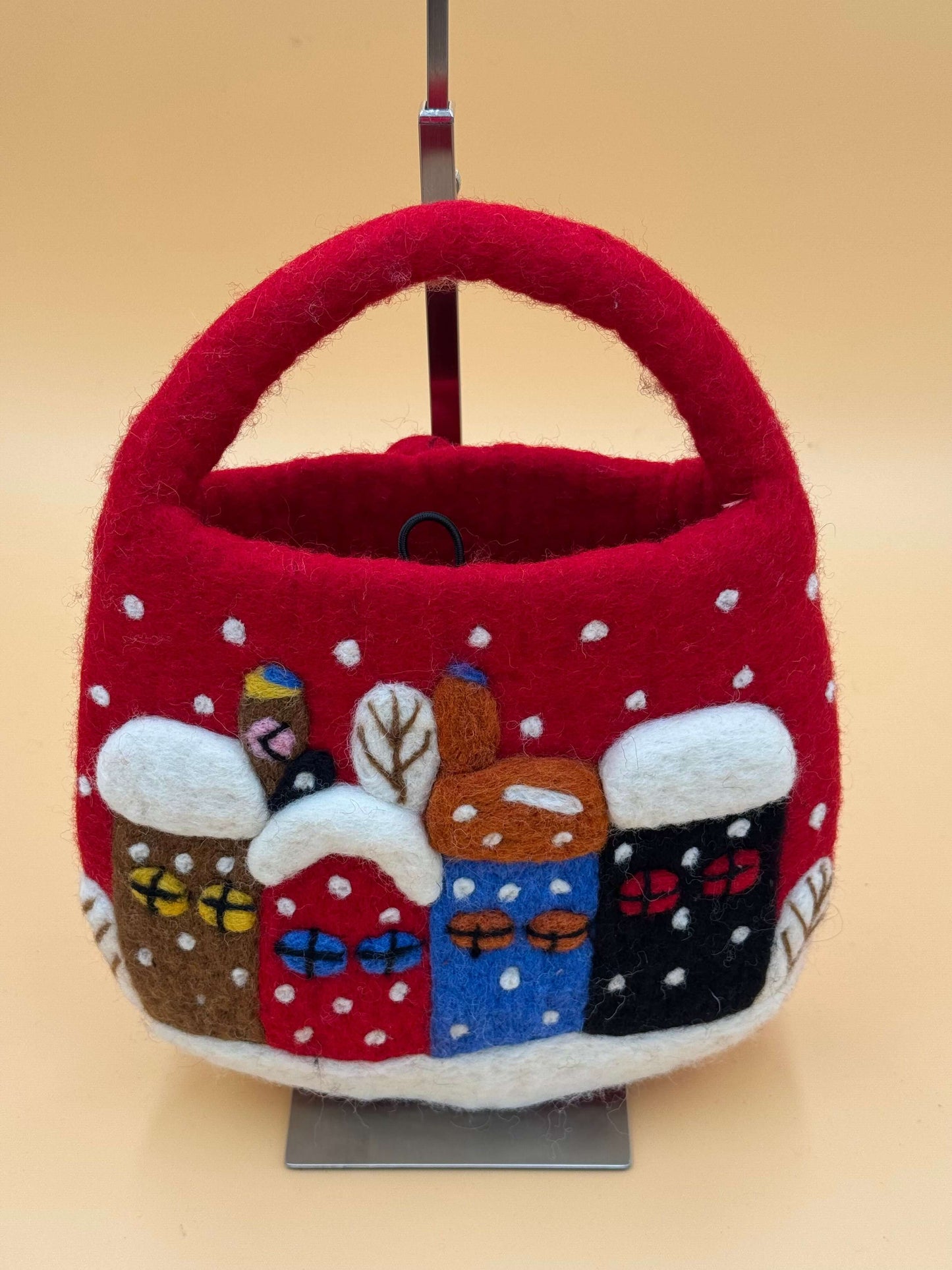Handtasche Filztasche Size S Bucket Bag in rot mit Schnee Häuschen Design, handgemacht aus 100% Wolle.