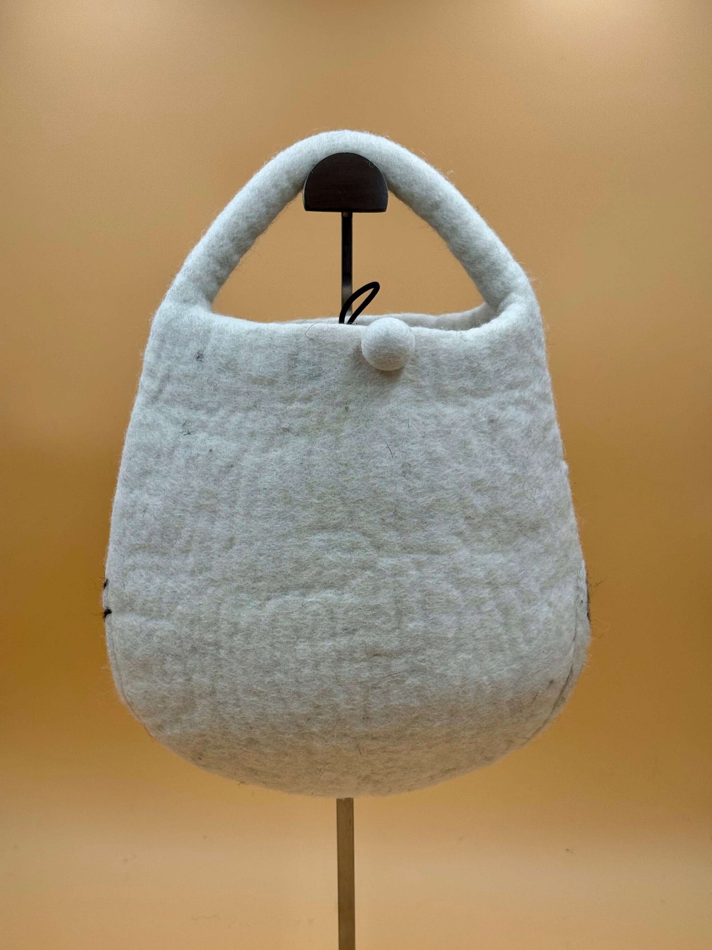 Handtasche Filztasche Size S Bucket Bag Schnee Häuschen in weiß, handgemacht aus 100% Wolle, ohne Innenfutter.