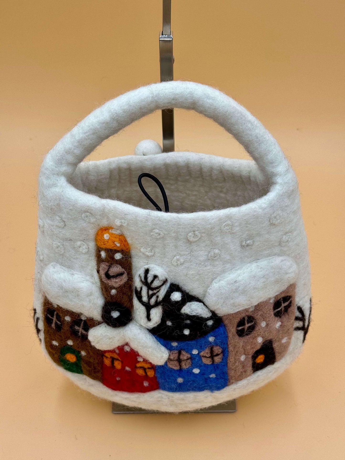 Handtasche Filztasche Size S Bucket Bag in Weiß mit bunten Häuschen und Schneemuster, handgemacht aus 100% Wolle.