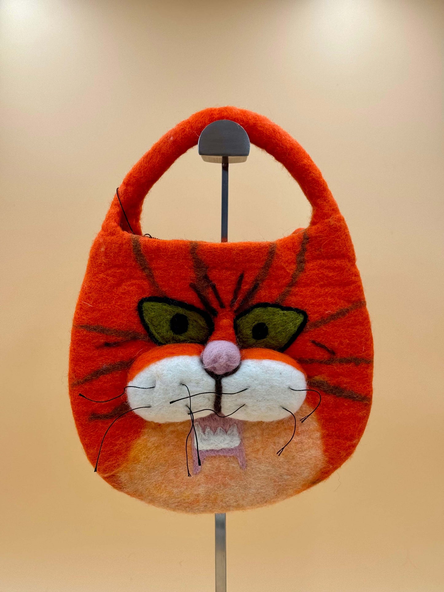 Handtasche Filztasche Size S Saddle Bag Tiger, orange, schwarz, handgemacht, mit Tigerdesign, aus 100% Wolle.