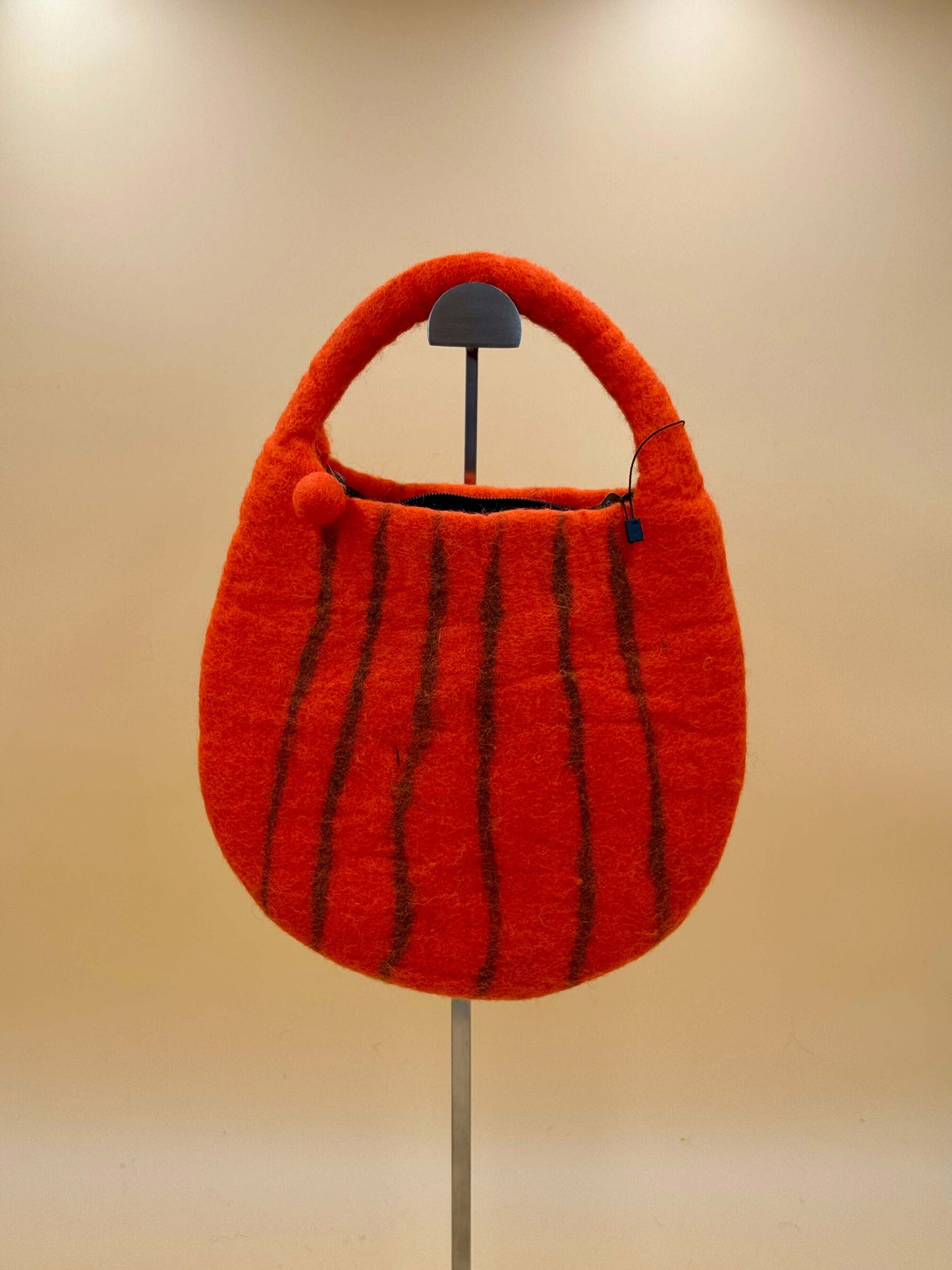 Handtasche Filztasche Size S Saddle Bag Tiger in orange with black stripes, handmade, 100% wool, dimensions 26x24 cm.