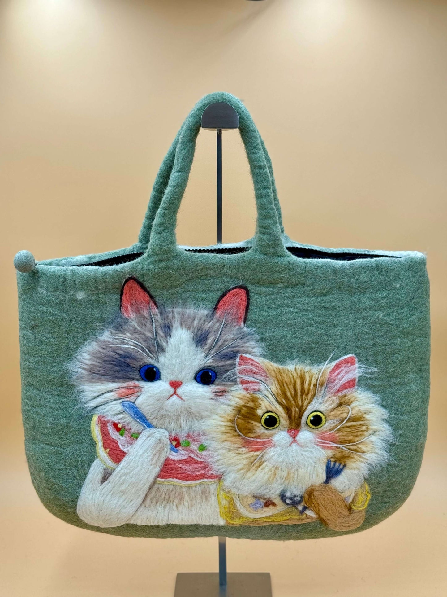 Handgemachte grüne Filztasche in XL mit Katzenmotiven, ideal für Computer, iPad und mehr.