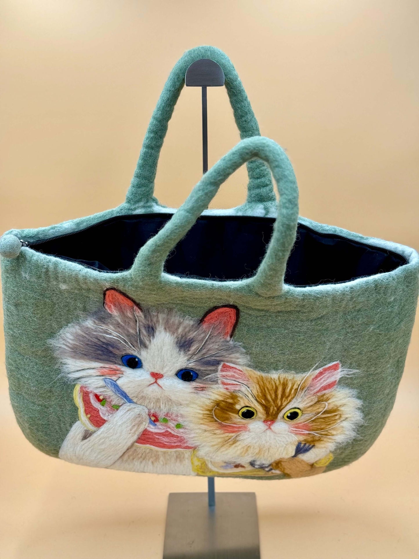 Handtasche Filztasche Size XL in grün mit zwei Katzenmotiven, handgemachte Wolltasche für Alltag und Reisen.
