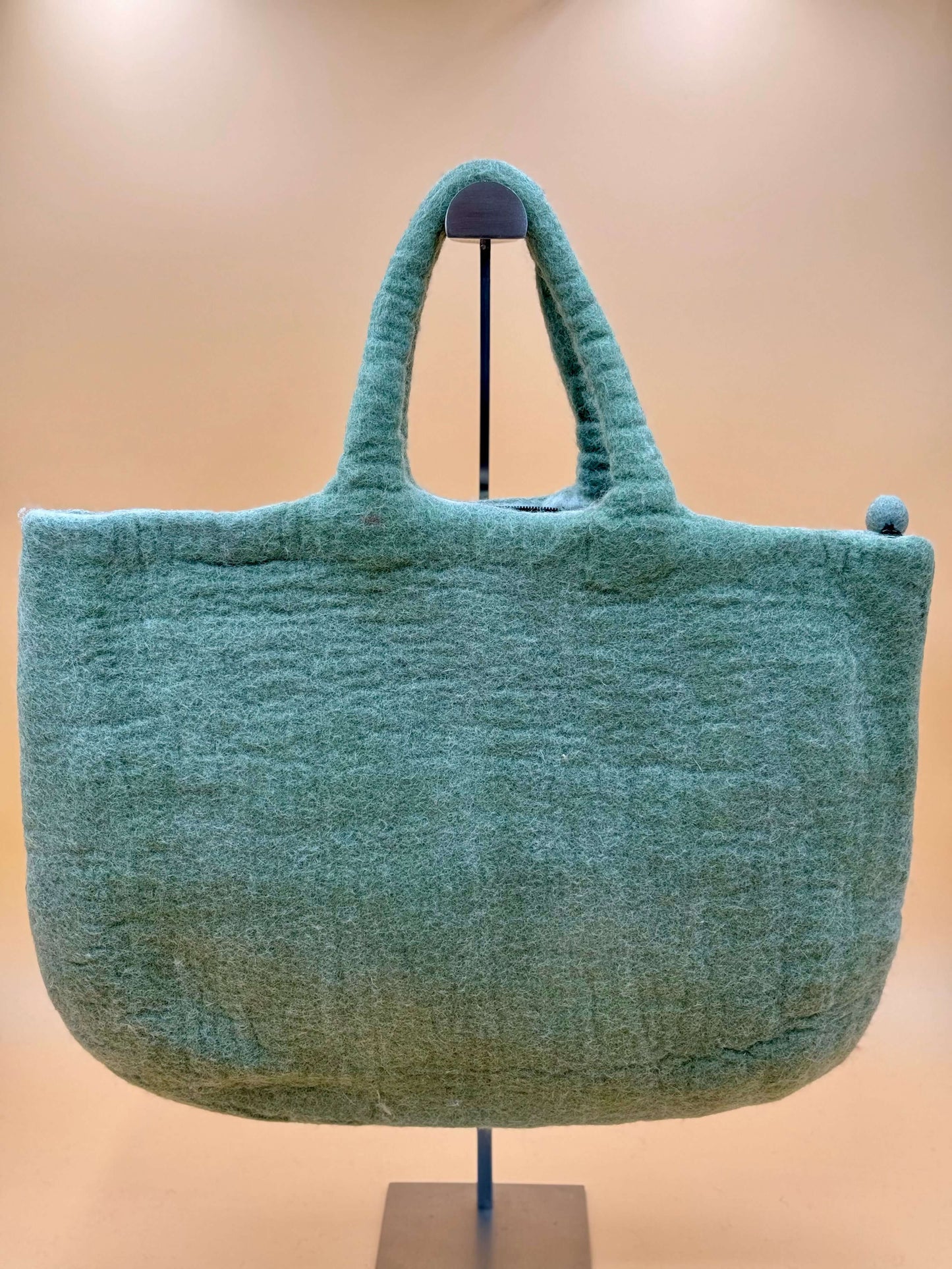 Grüne Handtasche Filztasche Size XL mit zwei Katzen, handgemacht aus 100% Wolle, langlebig und praktisch.