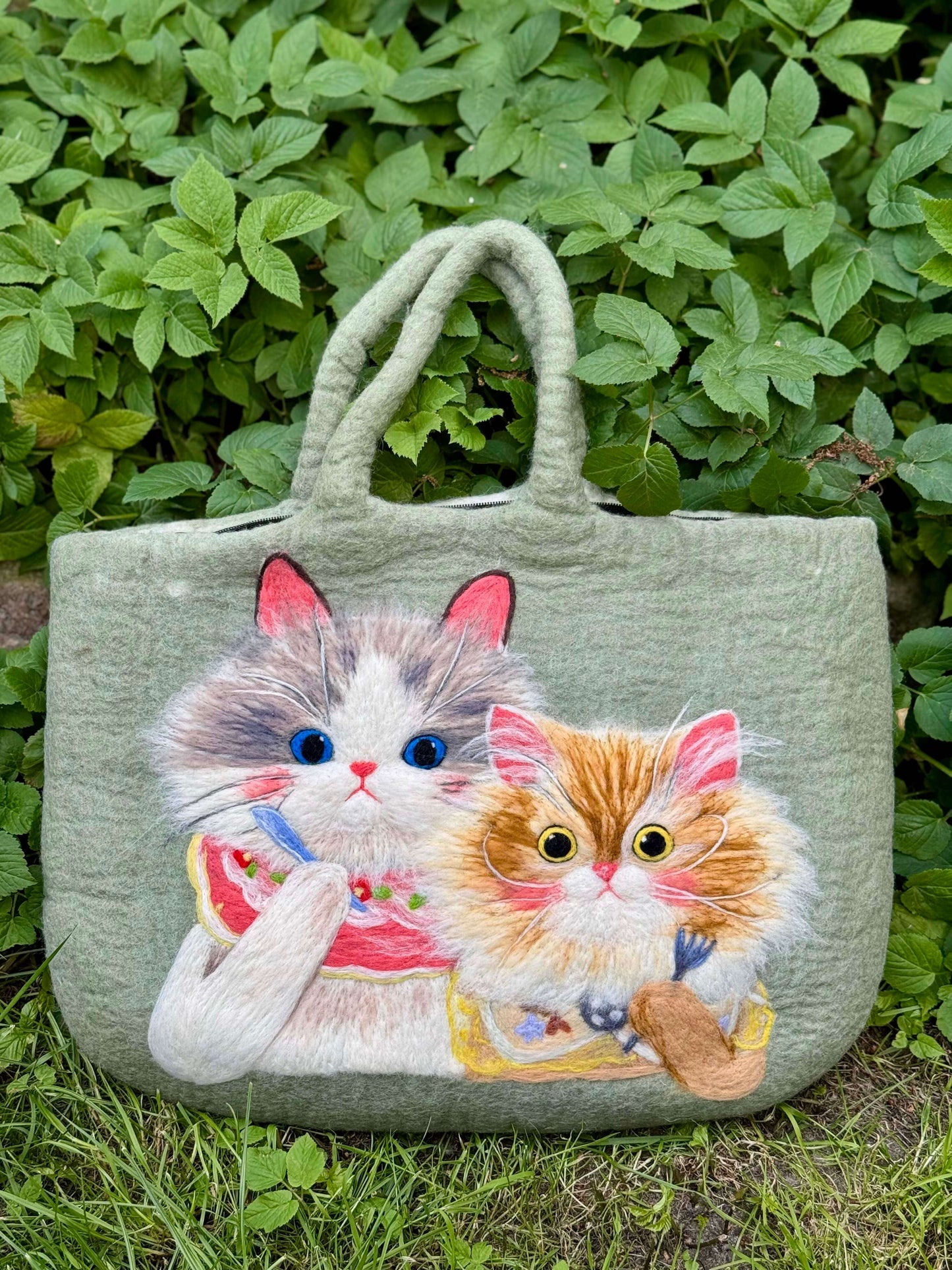 Handtasche Filztasche Size XL mit zwei Katzen-Motiven in grün, handgefertigt aus 100% Wolle, ideal für Alltag.
