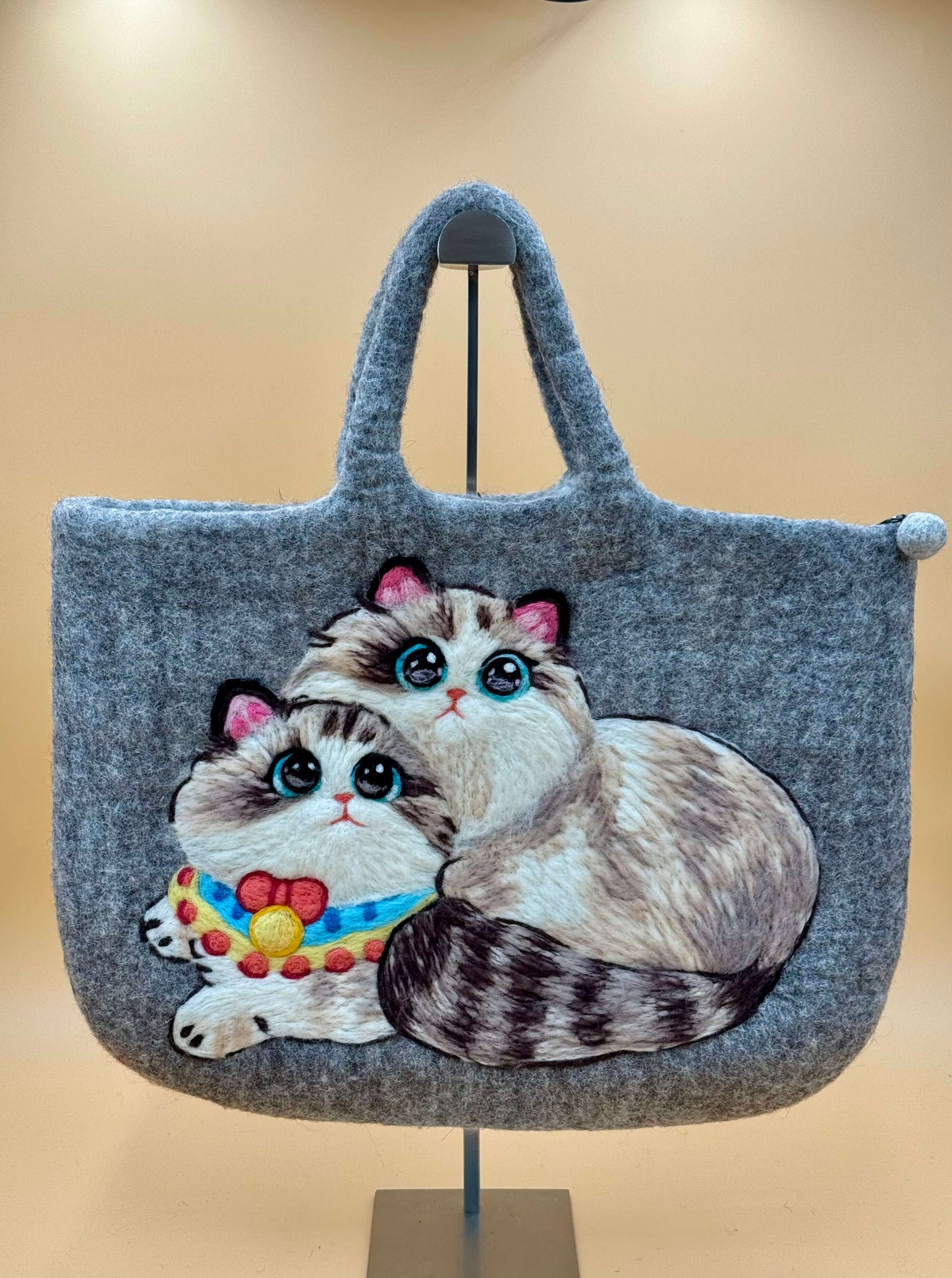 Handtasche Filztasche Size XL Large Bag mit zwei Katzenmotiven, handgefertigt aus 100% Wolle in grau.