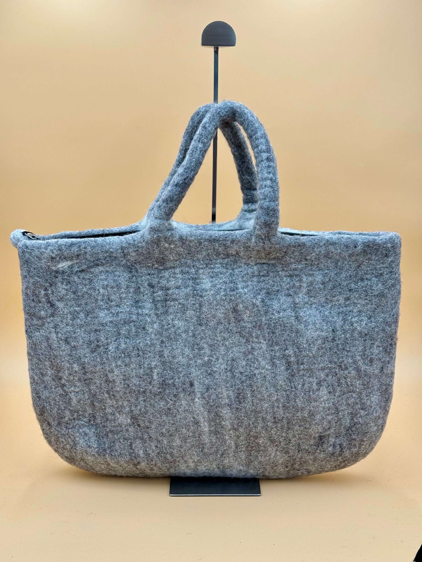 Handtasche Filztasche Size XL Large Bag in grau, handgemacht, ideal für alltägliche Essentials und Computer.