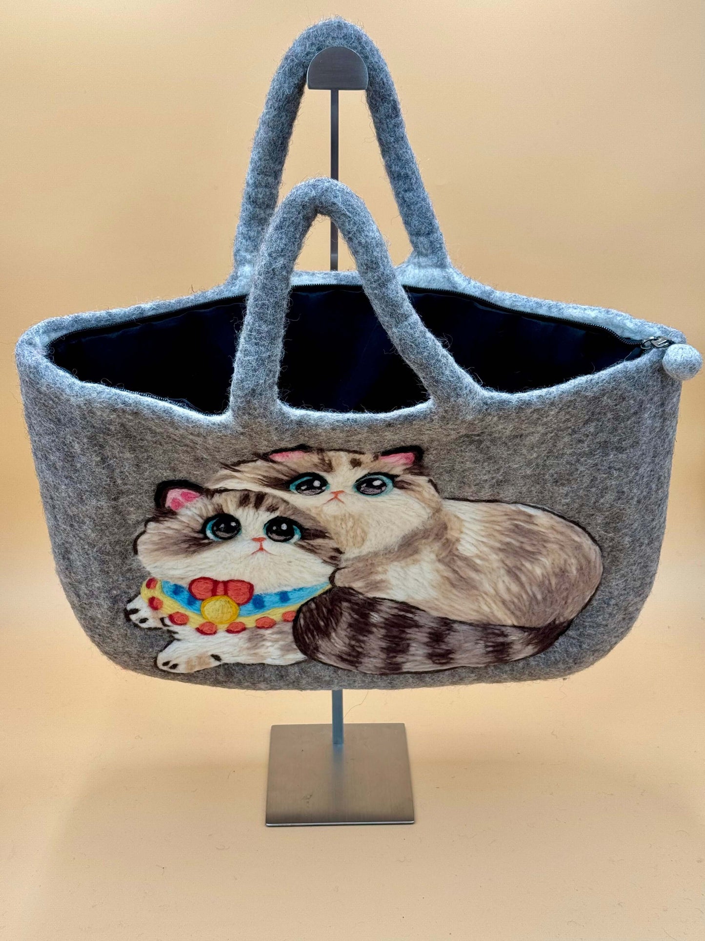 Handgemachte Handtasche Filztasche Size XL mit zwei süßen Katzen, grau-schwarz, 48x33cm, ideal für Handwäsche.