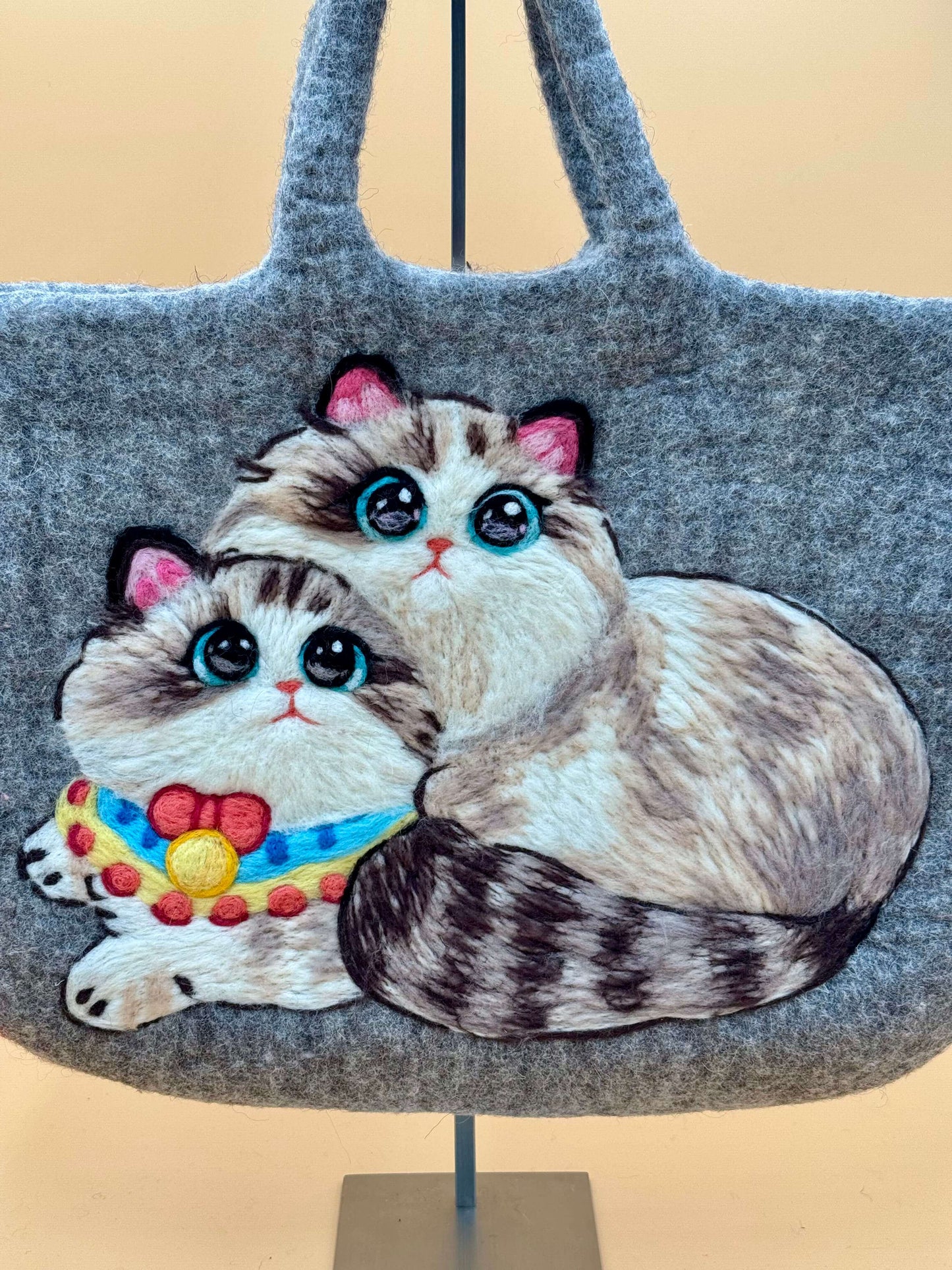 Handtasche Filztasche Size XL Large Bag mit zwei Katzen-Motiv, grau mit detailreicher Handarbeit.