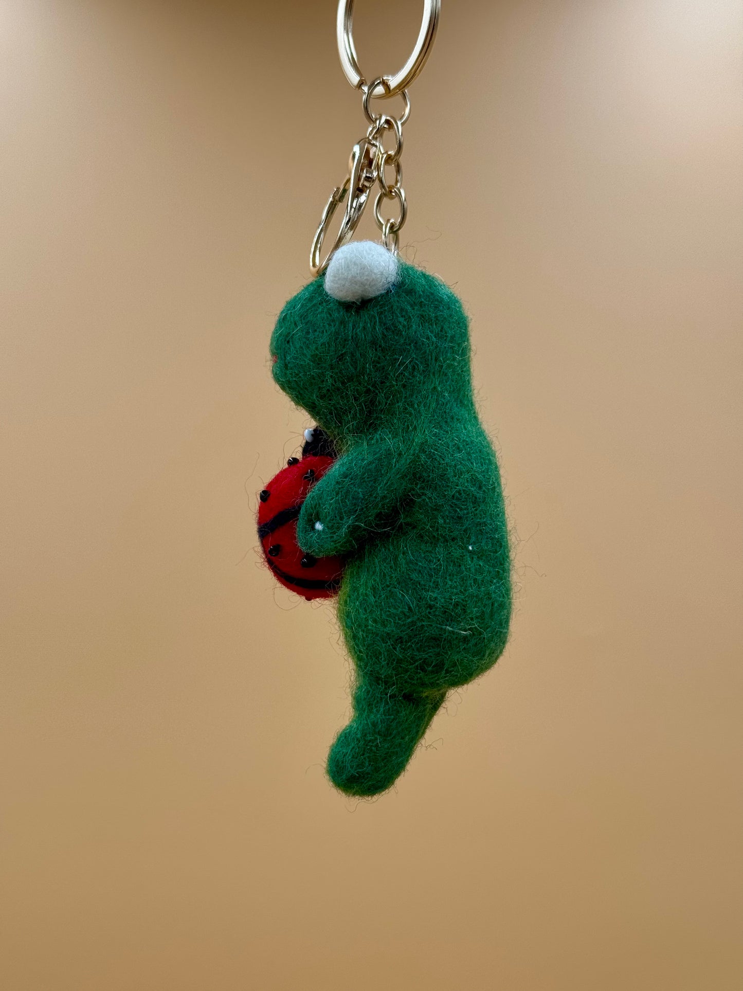 Filzanhänger Schlüsselanhänger Frosch mit Käfer