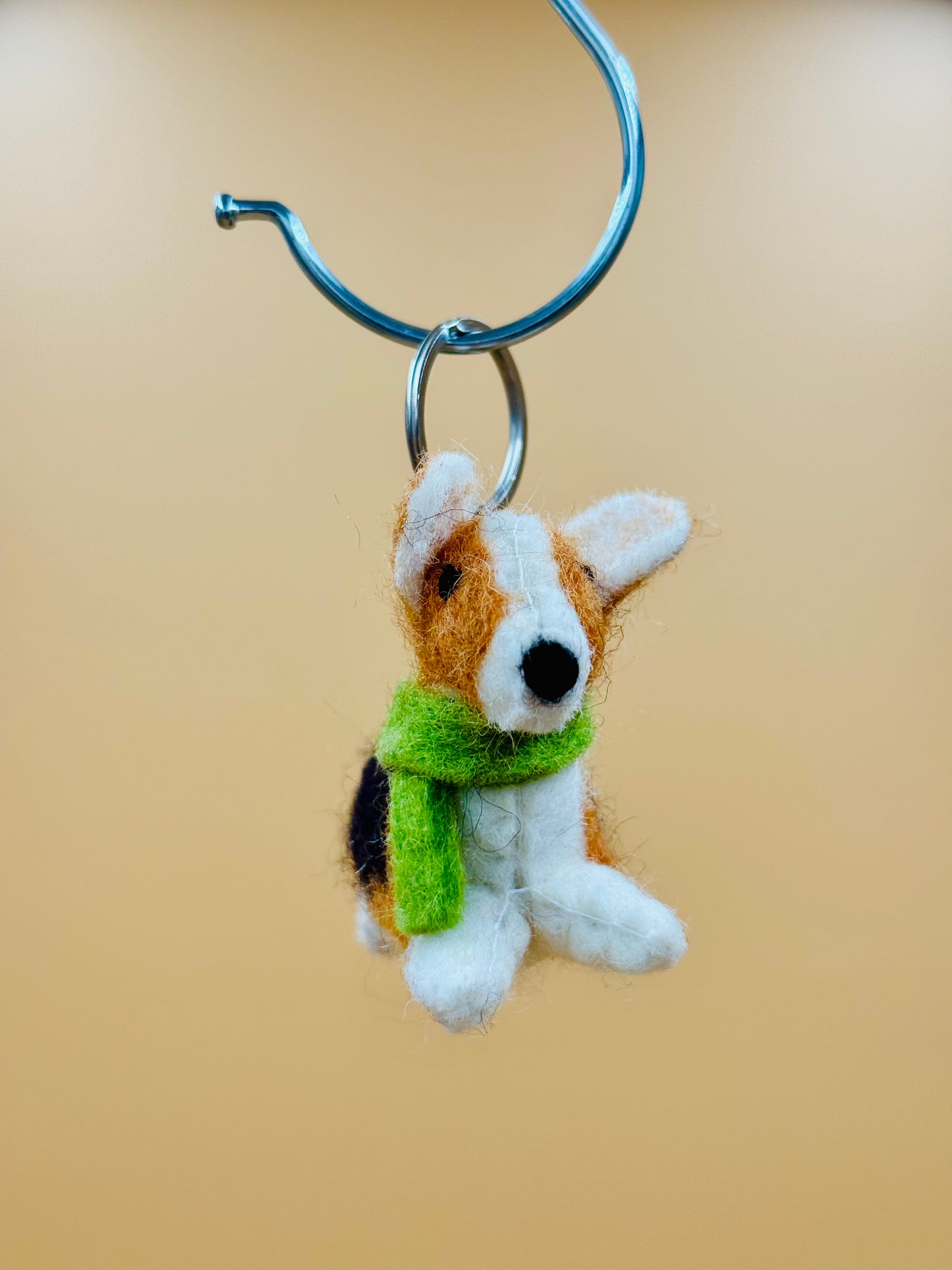 Filzanhänger Schlüsselanhänger kleiner Beagle mit Schal