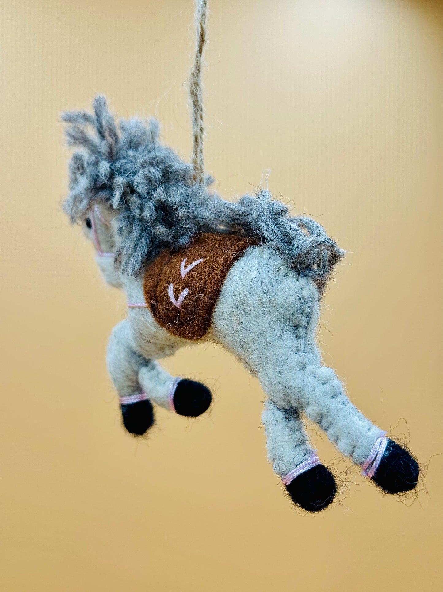 Filzanhänger Schlüsselanhänger kleines Pferd grau