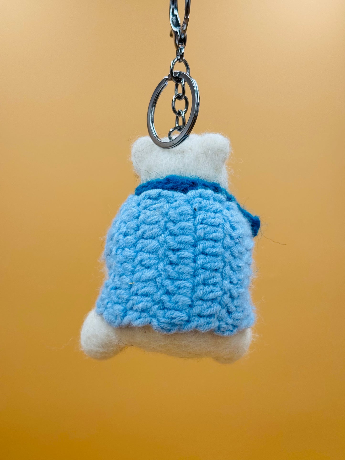 Filzanhänger Schlüsselanhänger Eisbär mit Pullover und Schal