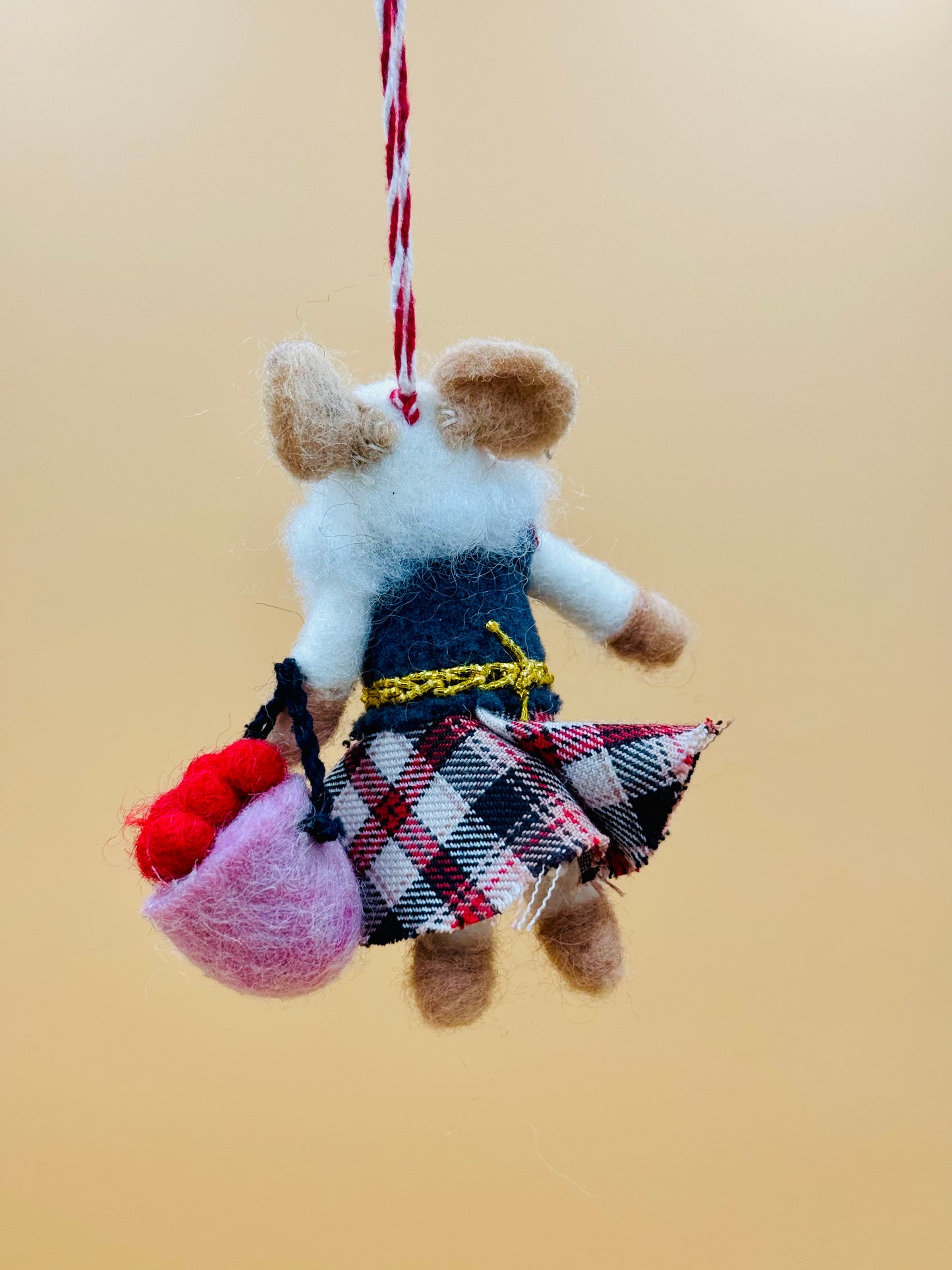 Filzanhänger Schlüsselanhänger kleine Maus mit Blumenkorb