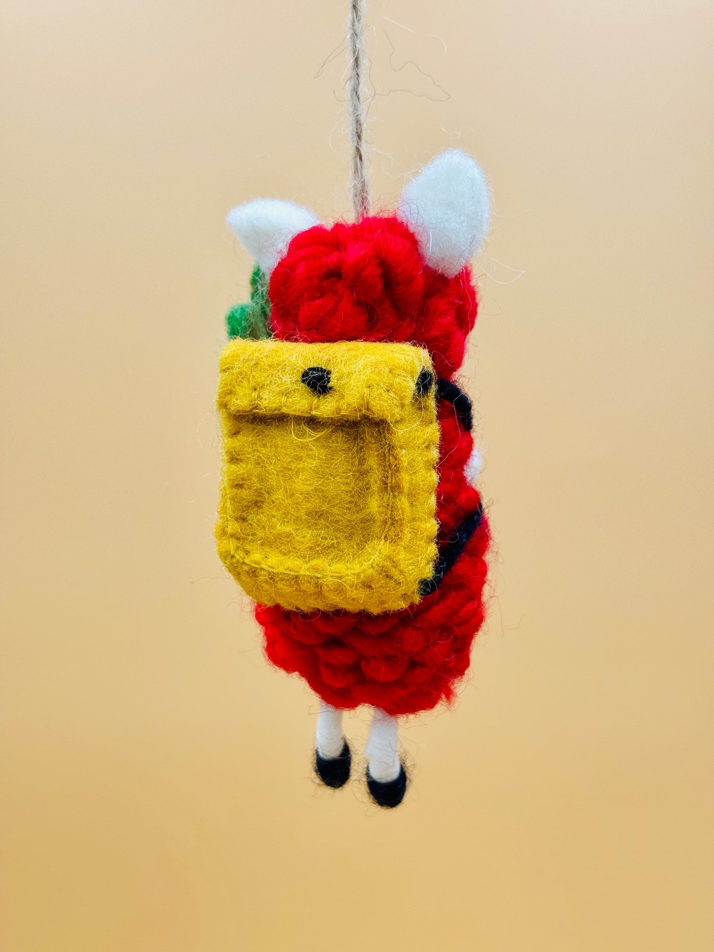 Filzanhänger Schlüsselanhänger Schaf mit Blumen und Rucksack