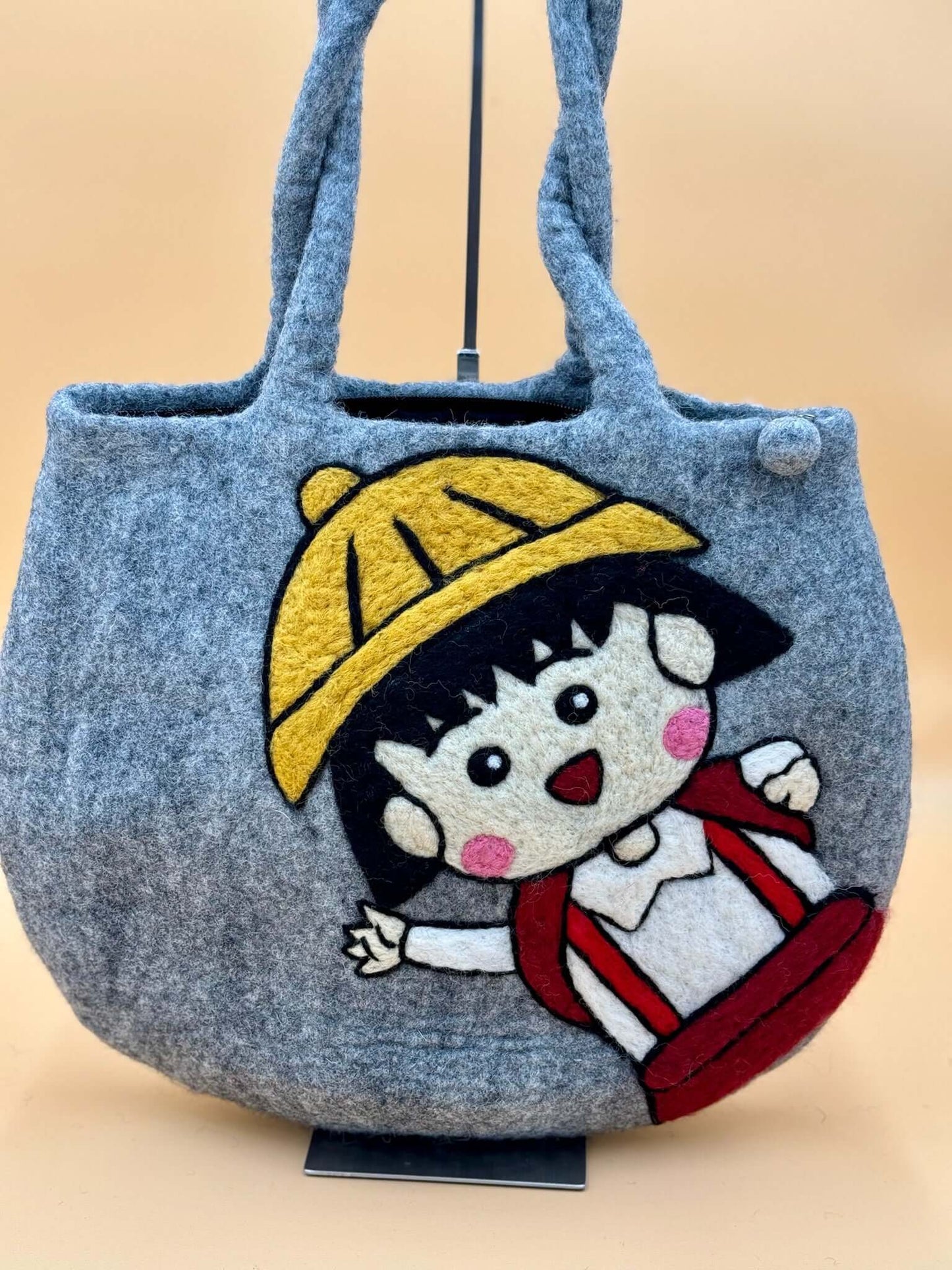 Handgefertigte Schultertasche Filztasche Size L mit buntem Motiv und Innenfutter, ideal für iPad und Essentials.