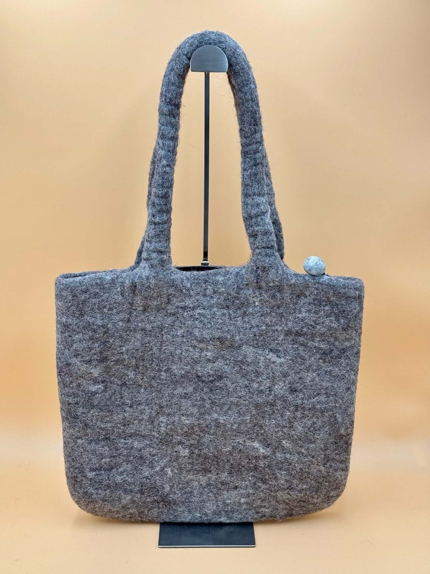 Schultertasche Filztasche Size L in grau, handgemacht aus 100% Wolle mit Perle und Innenfutter, ideal für Alltag