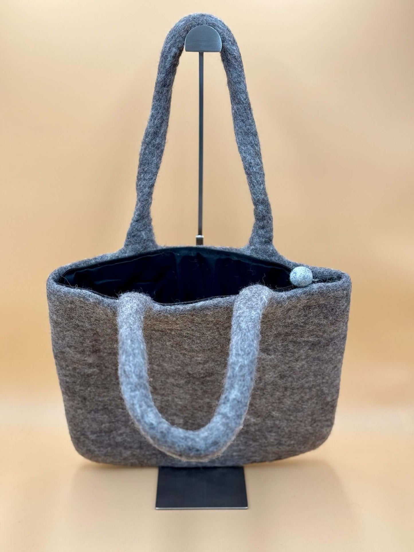 Schultertasche Filztasche Size L Shopper in Grau mit Perle, handgemacht aus 100% Wolle, ideal für Alltag.