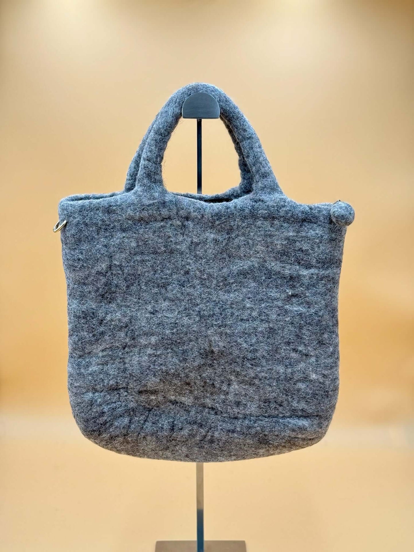 Handtasche Filztasche Size L Large Bag in grau, handgemacht aus 100% Wolle, geeignet für iPad, Trinkflasche und mehr.