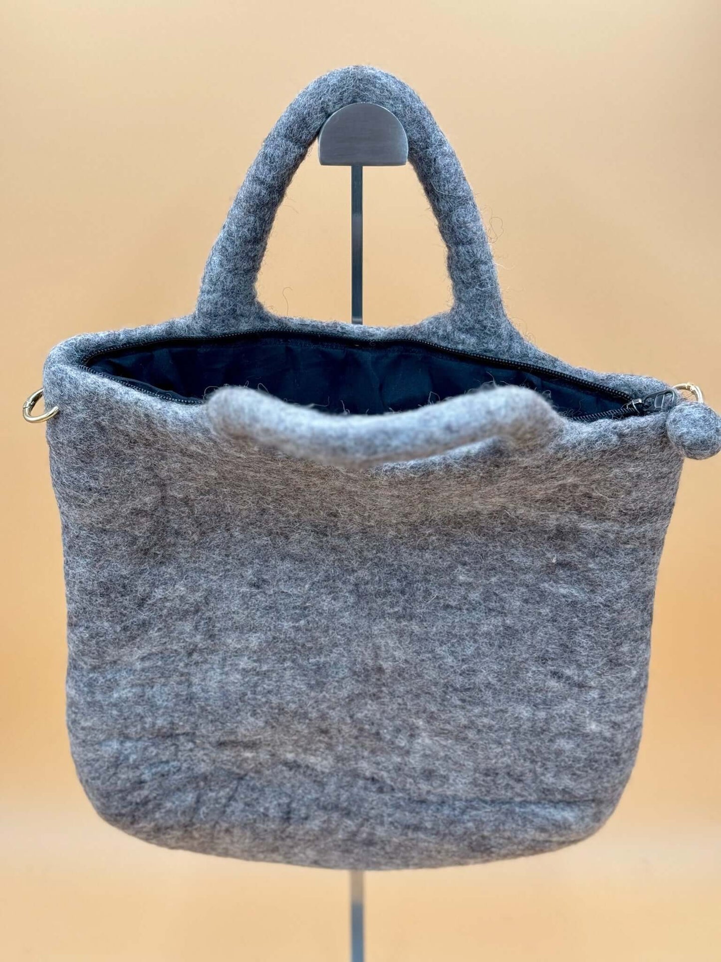 Handtasche Filztasche Size L Large Bag in grey with interior lining and handles, perfect for daily essentials.