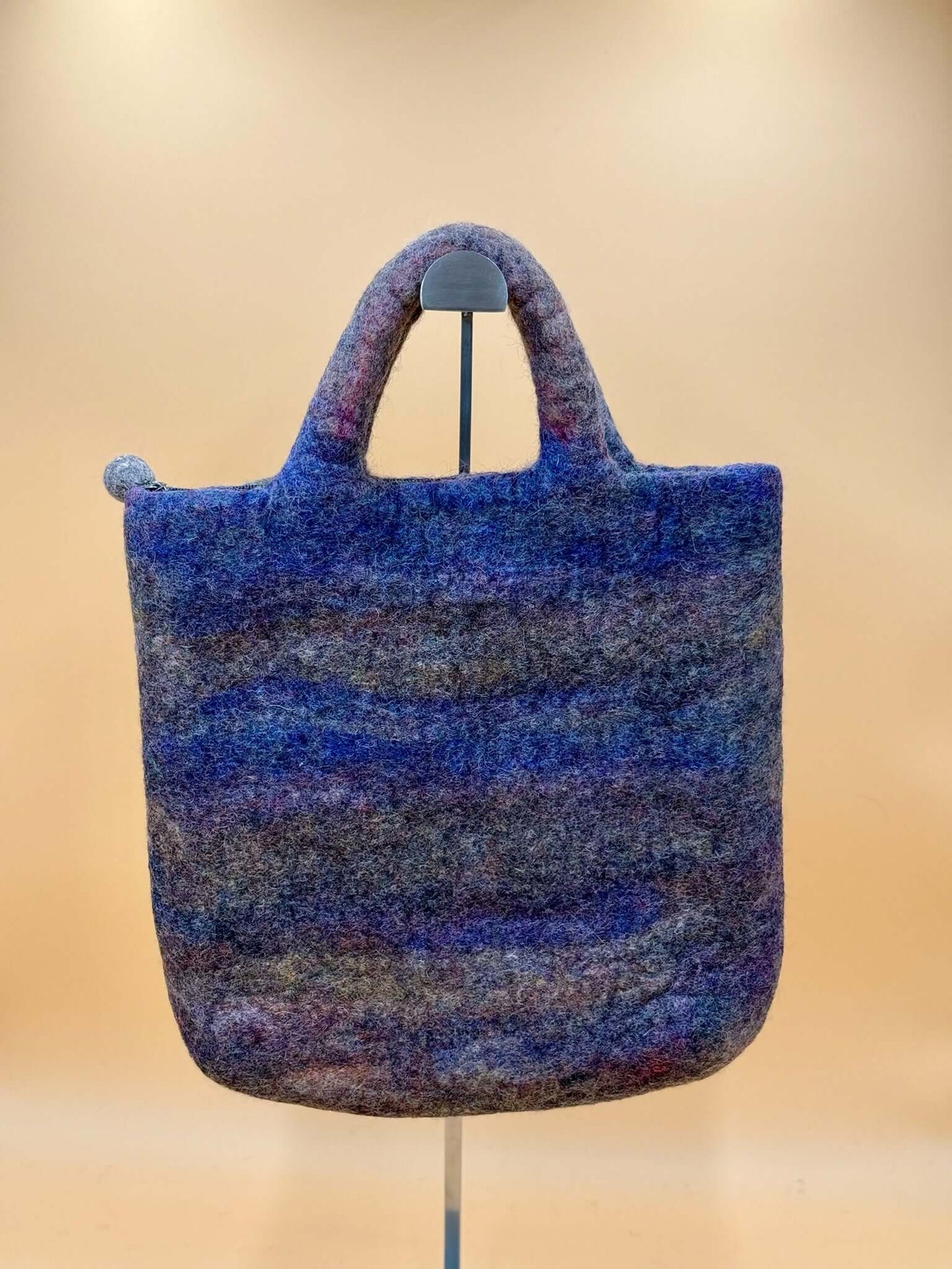 Handtasche Filztasche Size L Large Bag für Hund-mädchen in grau, blau und weiß, handgemacht aus 100% Wolle.