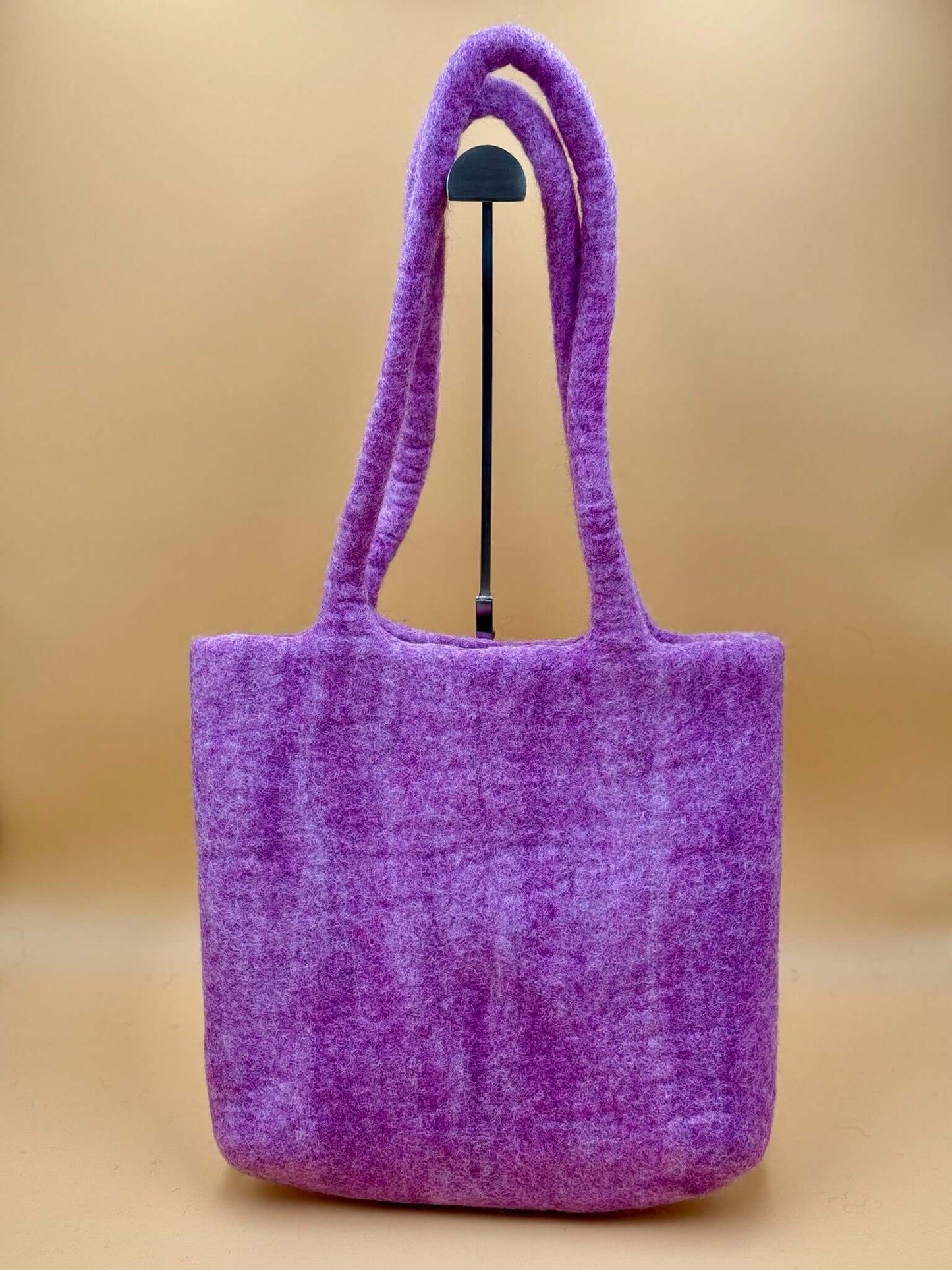 Schultertasche Filztasche Size L in lila, handgefertigte Shopper-Tasche aus 100% Wolle, ideal für Alltag und Reisen.