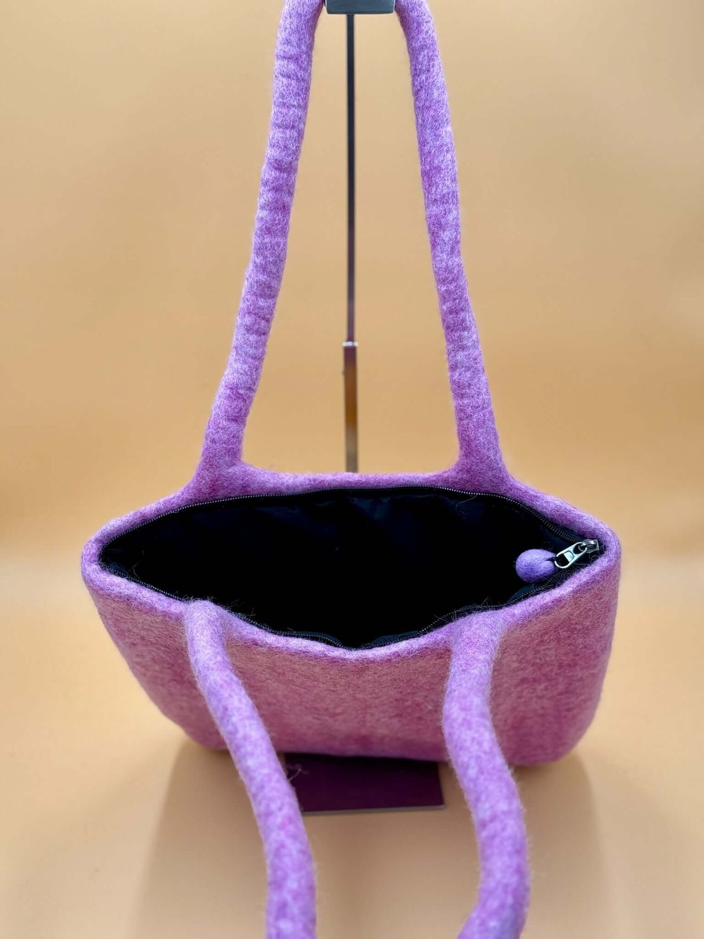 Schultertasche Filztasche Size L Shopper Katze mit Perle in lila mit Innenfutter und Reißverschluss, handgefertigt.