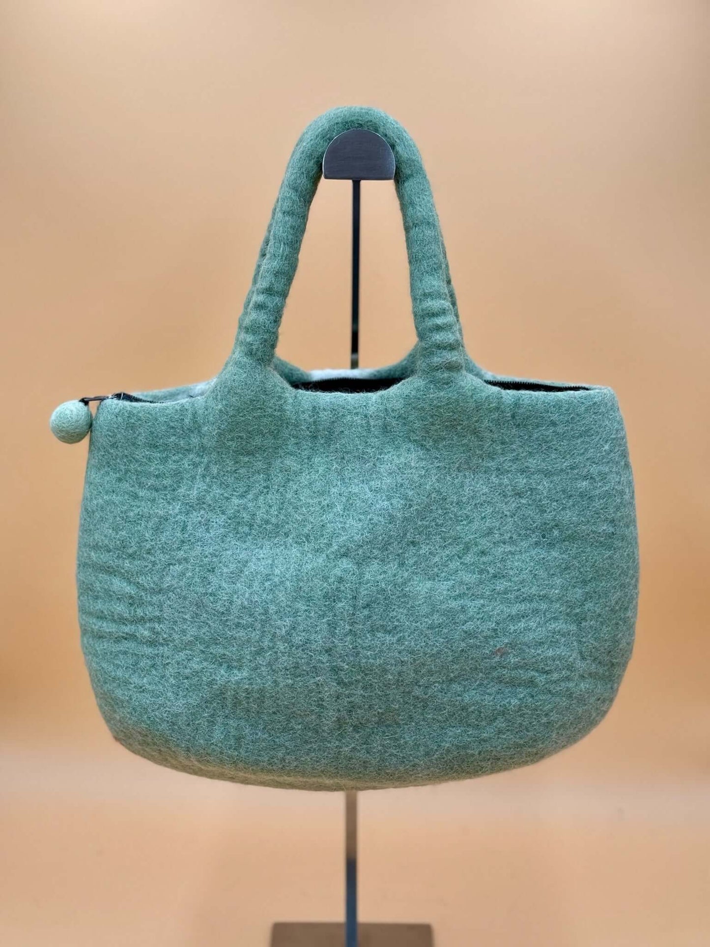 Handtasche Filztasche Size M in Grün, handgemacht aus 100% Wolle, ideal für iPad und Alltagsgebrauch.