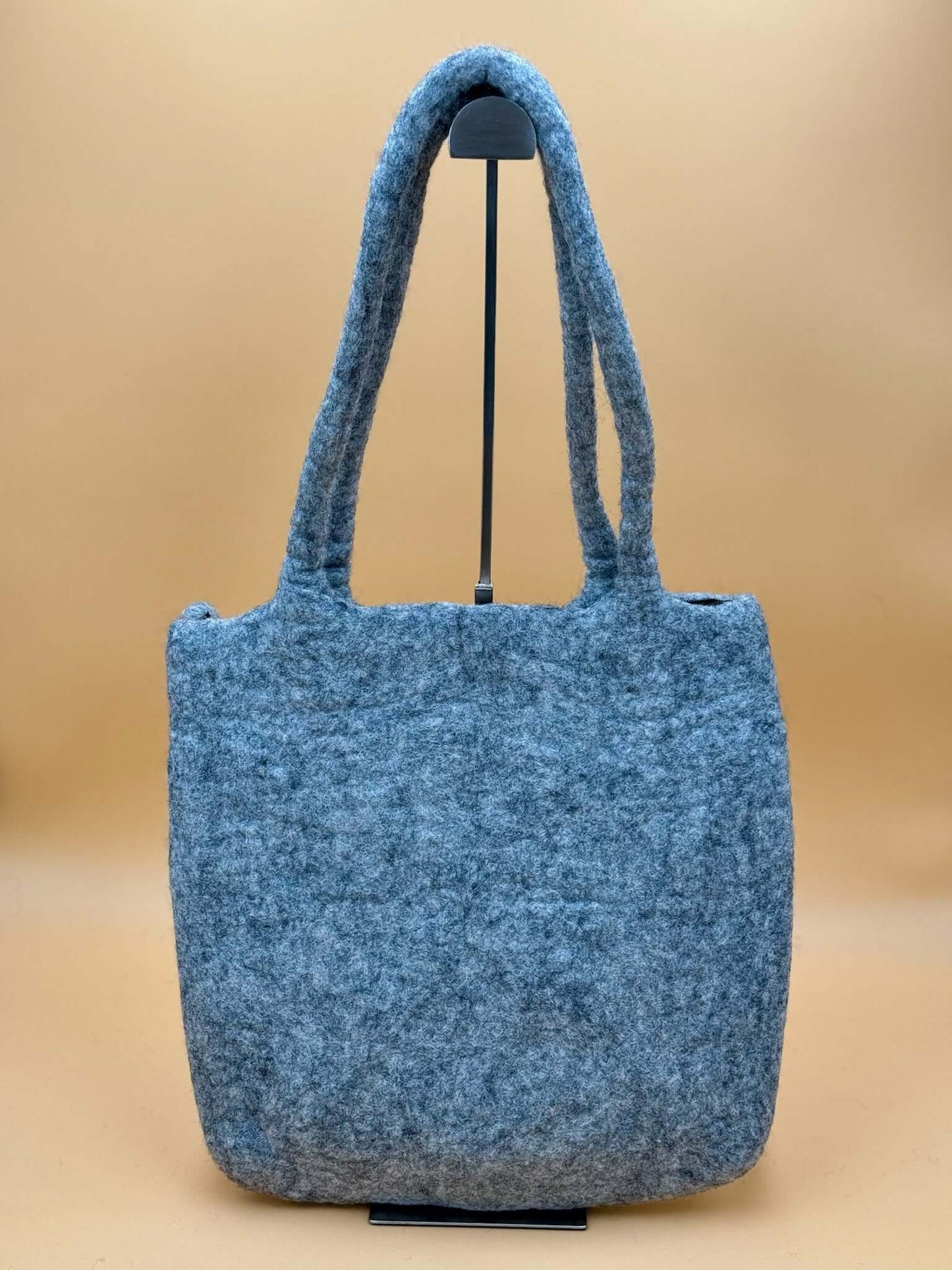 Handgemachte Schultertasche Filztasche Size L in Grau, 32x32cm, ideal für Alltag und Freizeit.
