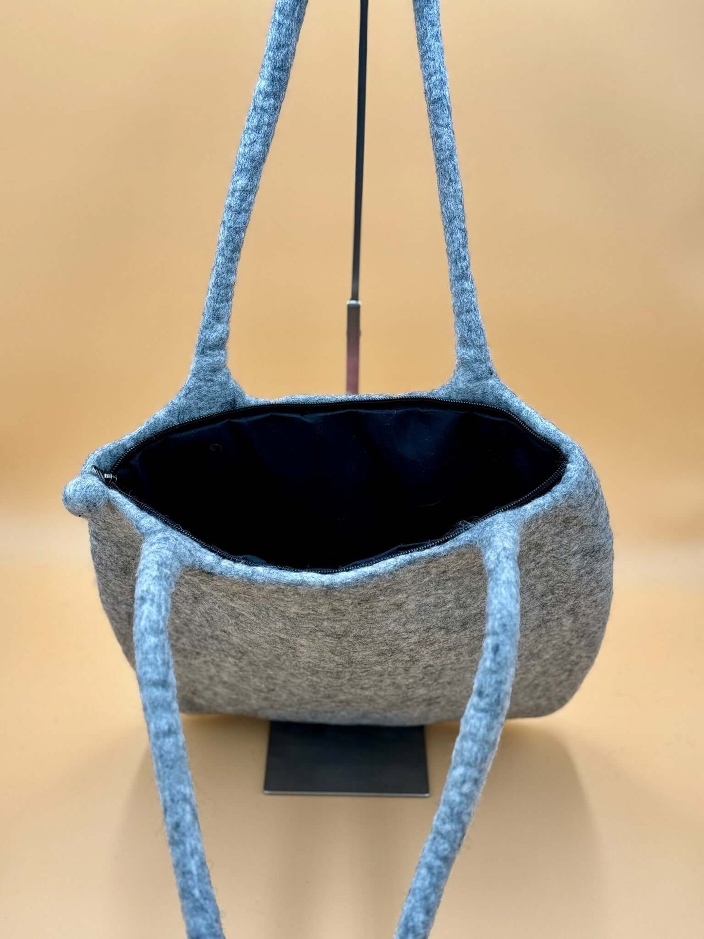Handgemachte Schultertasche Filztasche Size L grau mit Innenfutter und Reißverschluss, ideal für Alltagsgegenstände.