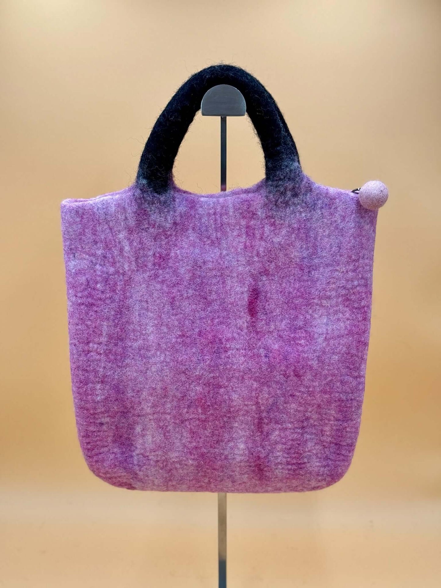 Handtasche Filztasche Size L Large Bag Katze in lila und grau, handgemacht aus 100% Wolle, 31x35cm, mit Innenfutter und Reißverschluss.