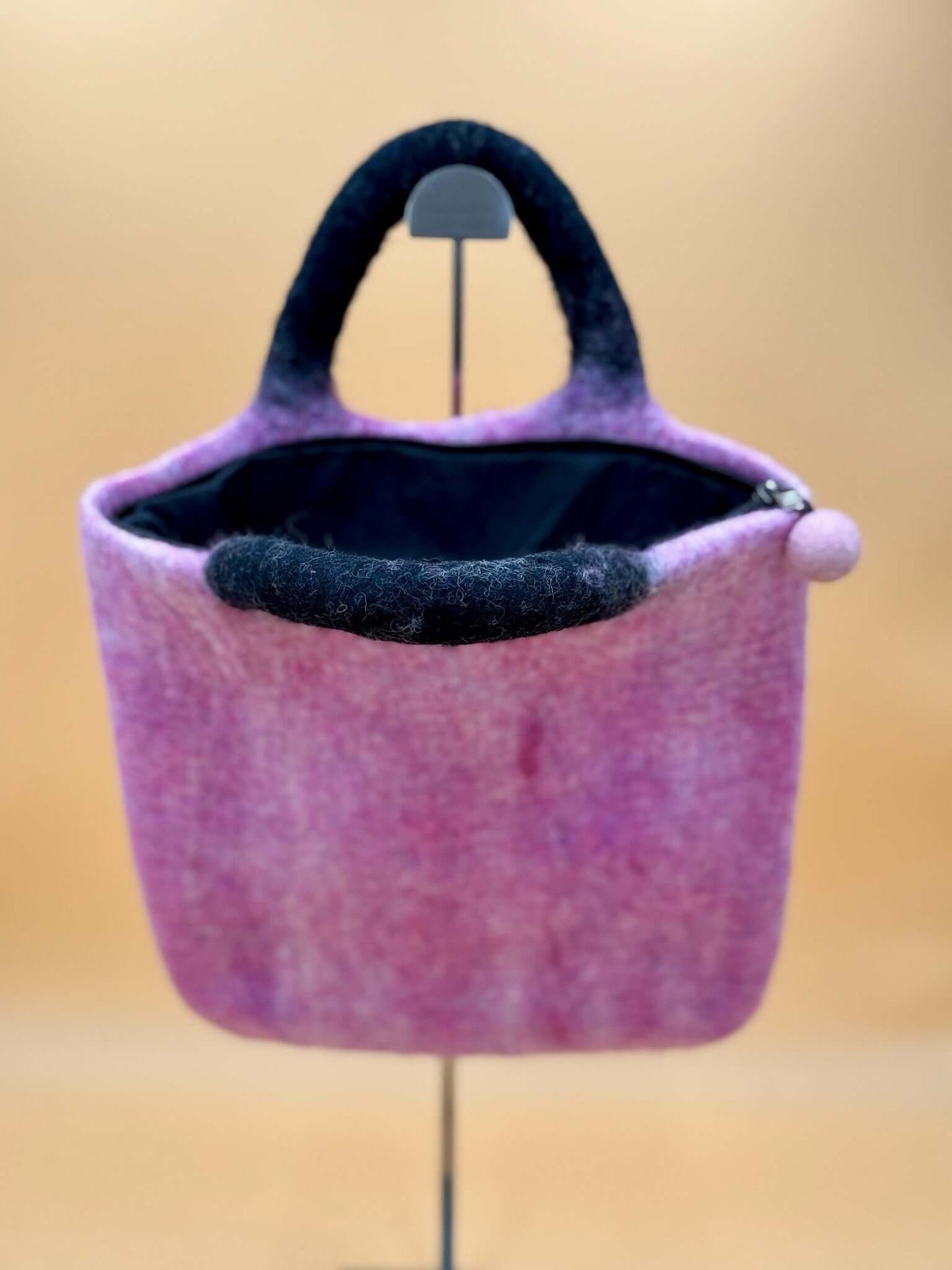 Handtasche Filztasche Size L Large Bag Katze in pink with black handles, featuring an inner lining and zipper.