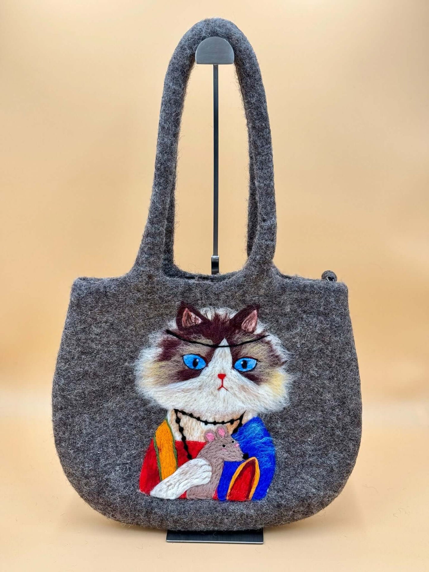 Schultertasche Filztasche Size L Totes Bag mit Katze und Maus Motiv, handgefertigt aus 100% Wolle in Grau.