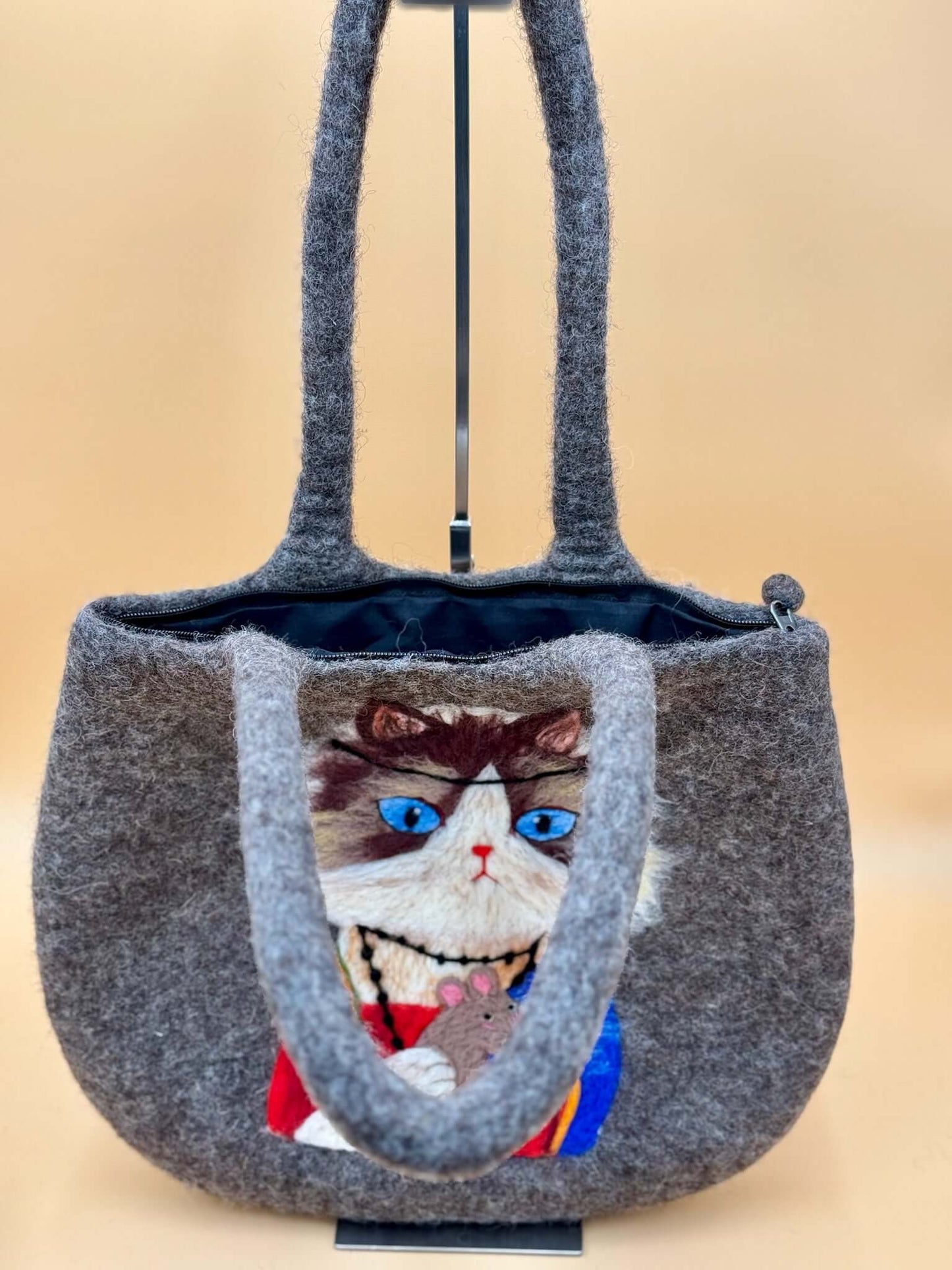 Schultertasche Filztasche Size L mit Katzenmotiv, grau, handgemacht, 39x32 cm, inkl. Innenfutter und Reißverschluss.