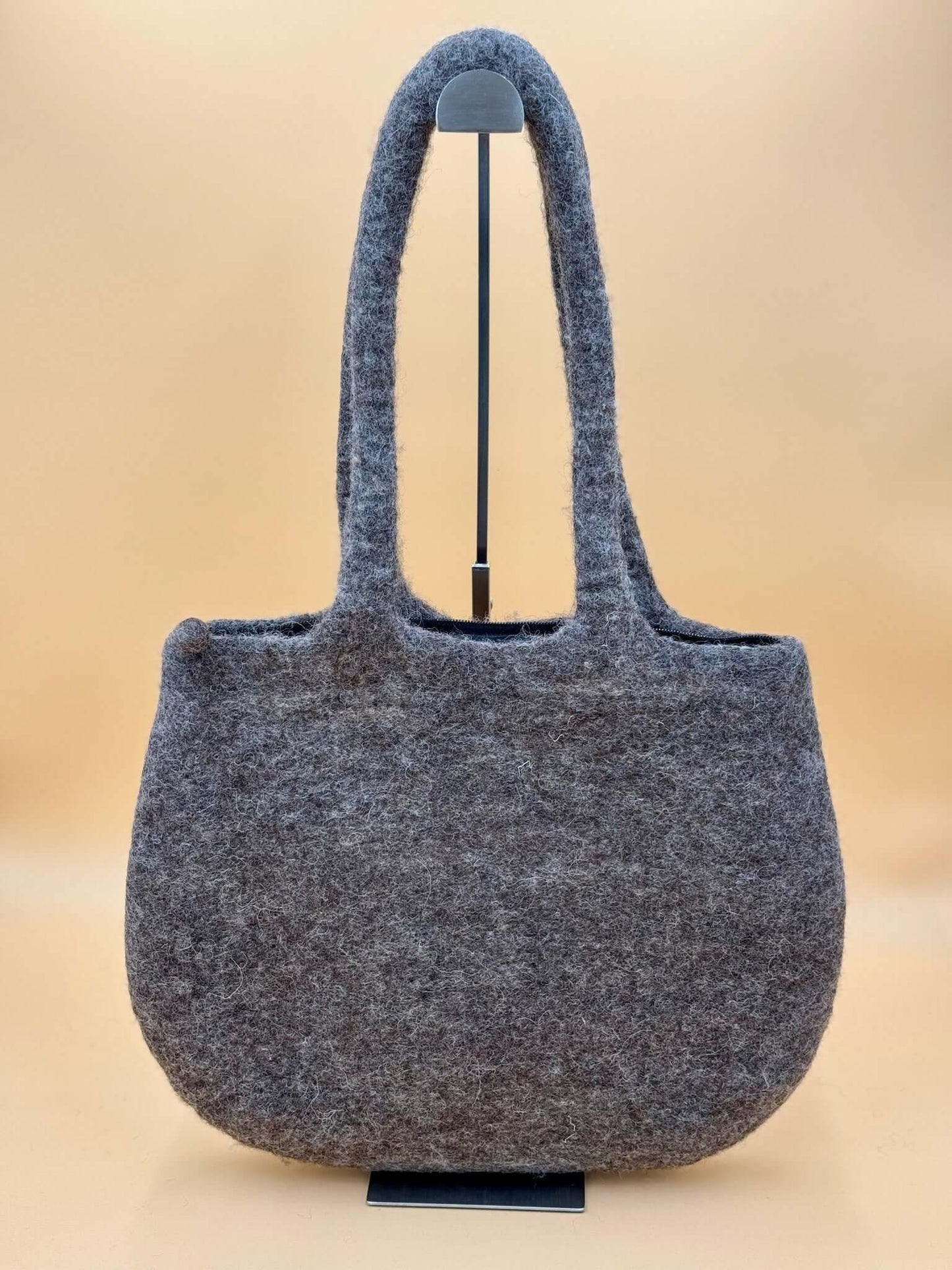 Schultertasche Filztasche Size L Totes Bag in grauer Wolle, handgemacht mit zwei Tragegriffen, einzigartig und stylisch.