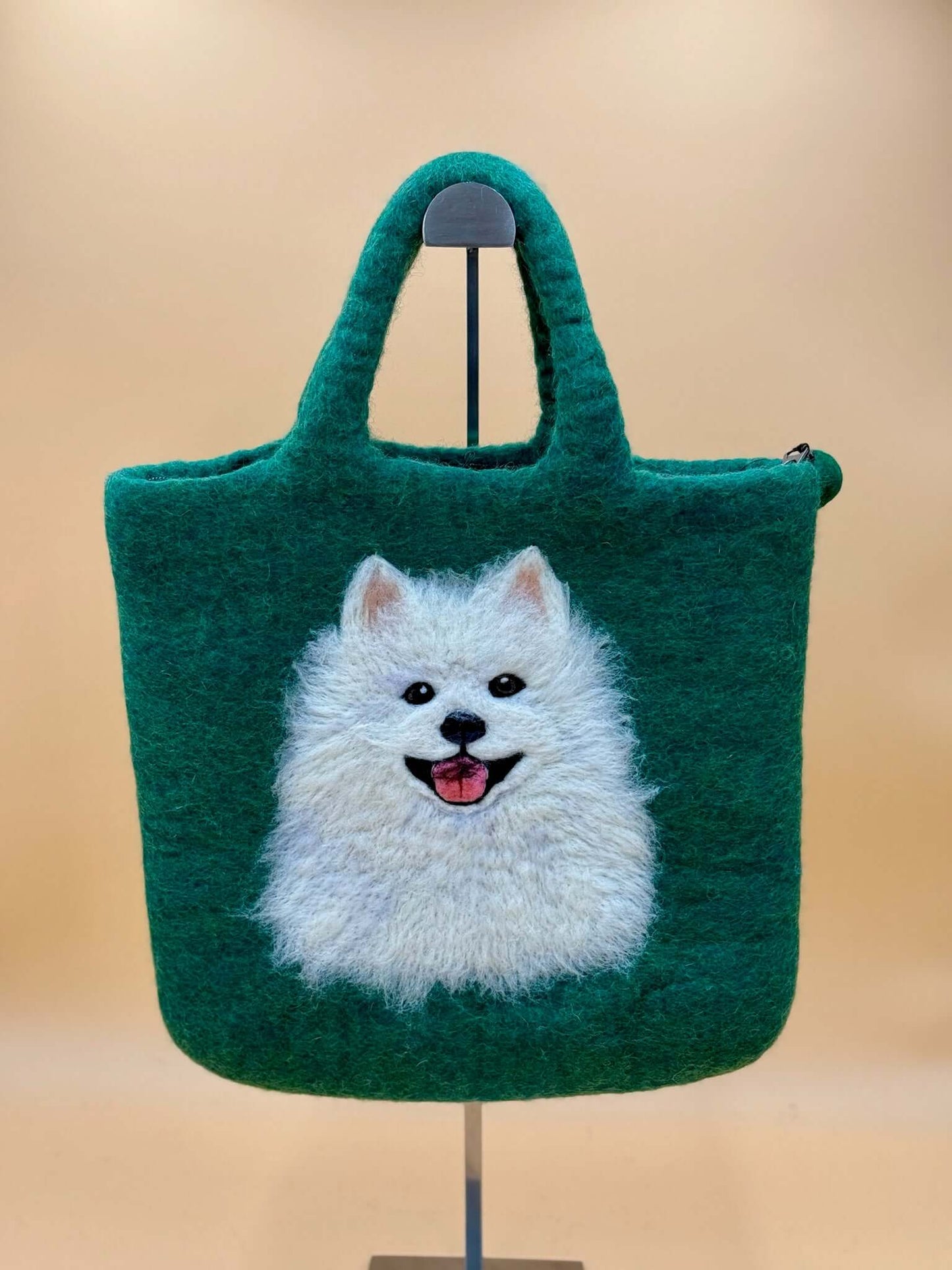 Handtasche Size L Large Bag Samoye in grün mit Samojeden-Motiv, handgefertigte Filztasche, 33x33cm.