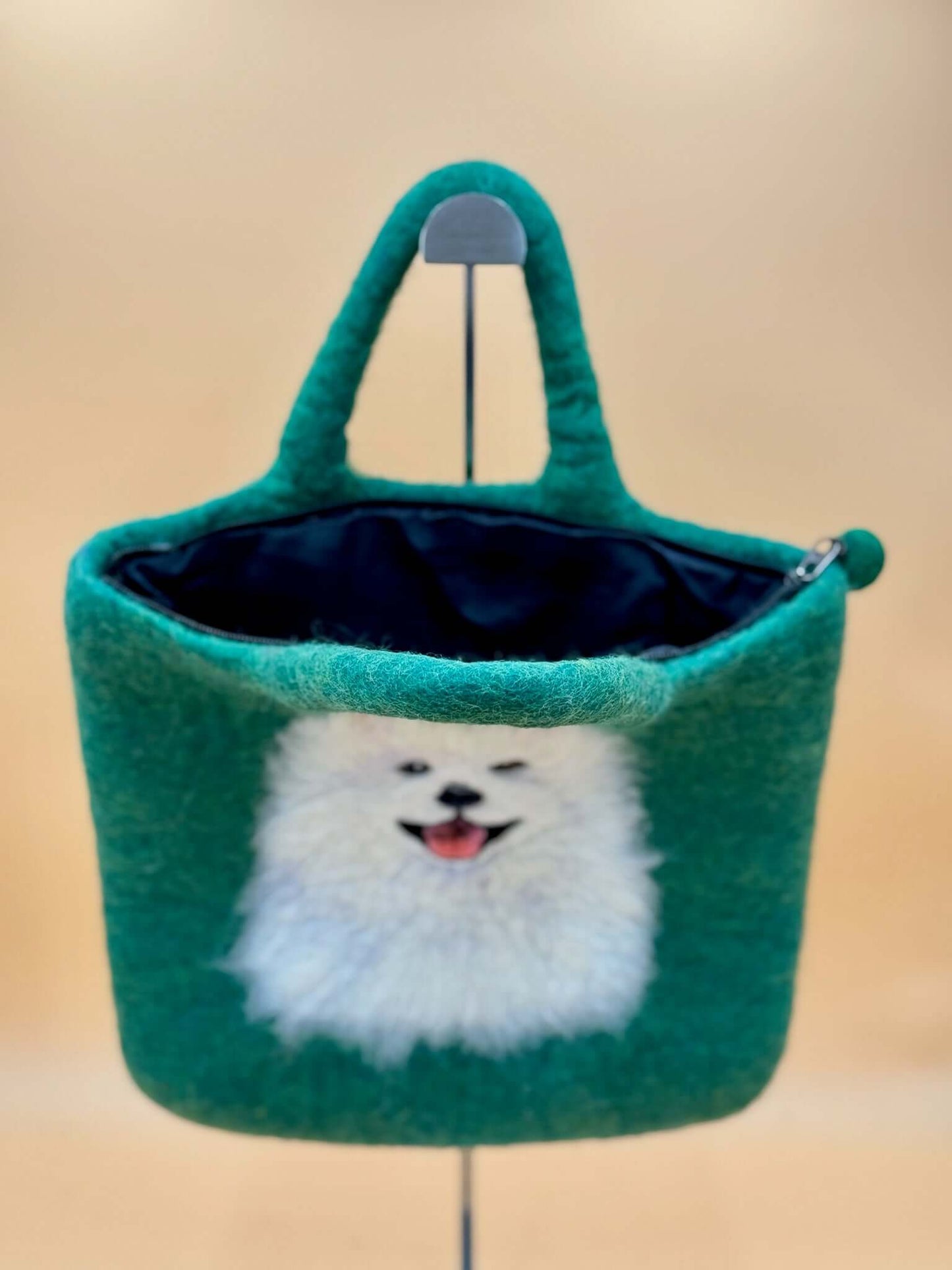 Handtasche Size L Large Bag Samoye, handgemachte grüne Filztasche mit Samojeden-Motiv, ideale Aufbewahrungslösung.