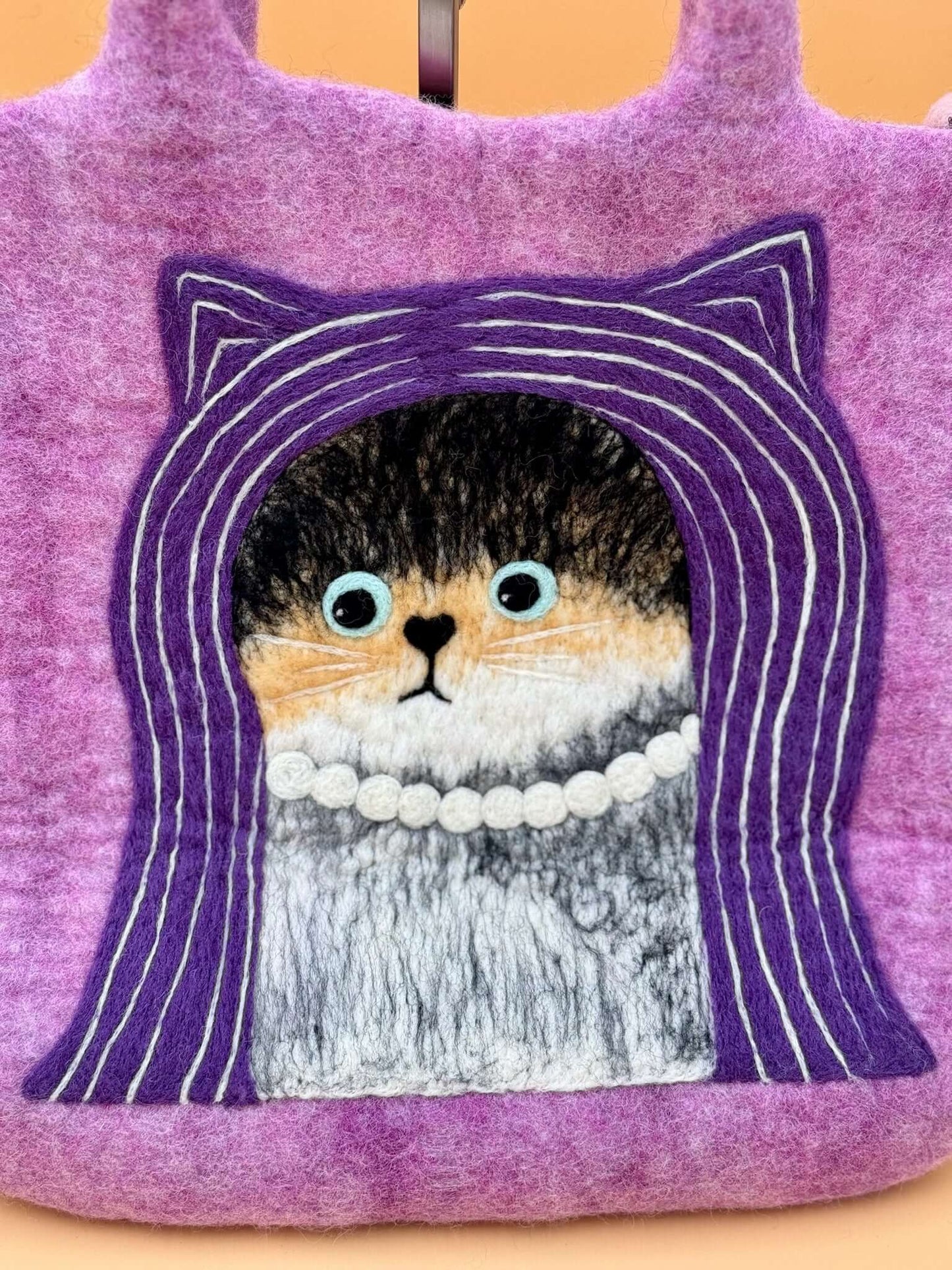 Filztasche Schultertasche Size L in lila mit handgefertigter Katze und Perlenakzent, ideal für Alltagsgegenstände.