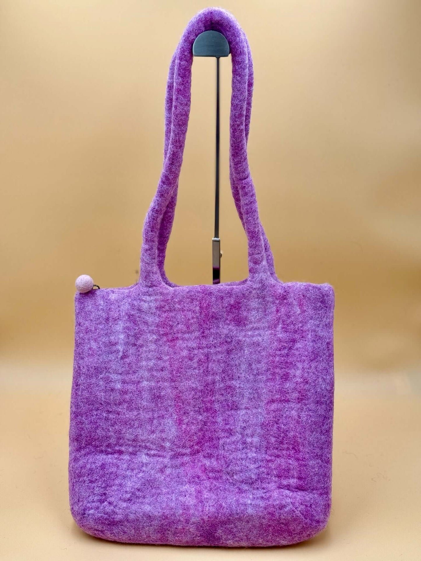 Handgemachte lila Schultertasche Filztasche Size L mit langen Henkeln und unverwechselbarem Design