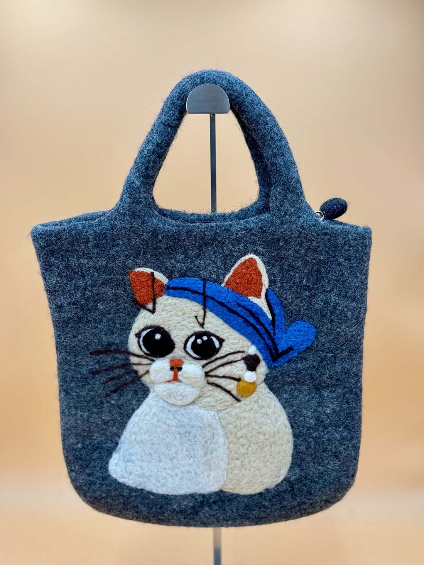 Handtasche Filztasche Size L Large Bag in grey felt with cat design wearing a blue headscarf, ideal for everyday items.