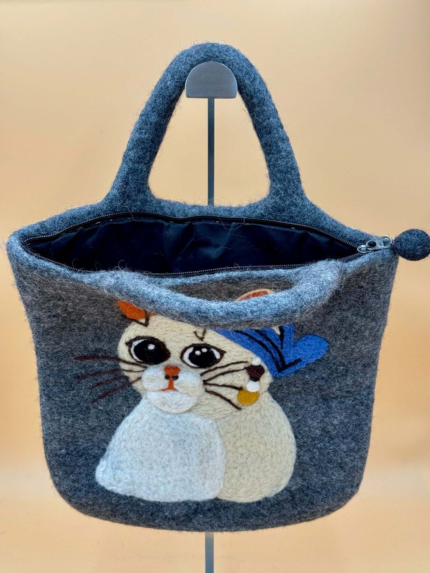 Handmade large felt bag featuring a cute cat design with scarf, gray color, dimensions 31x31cm, perfect for daily use.